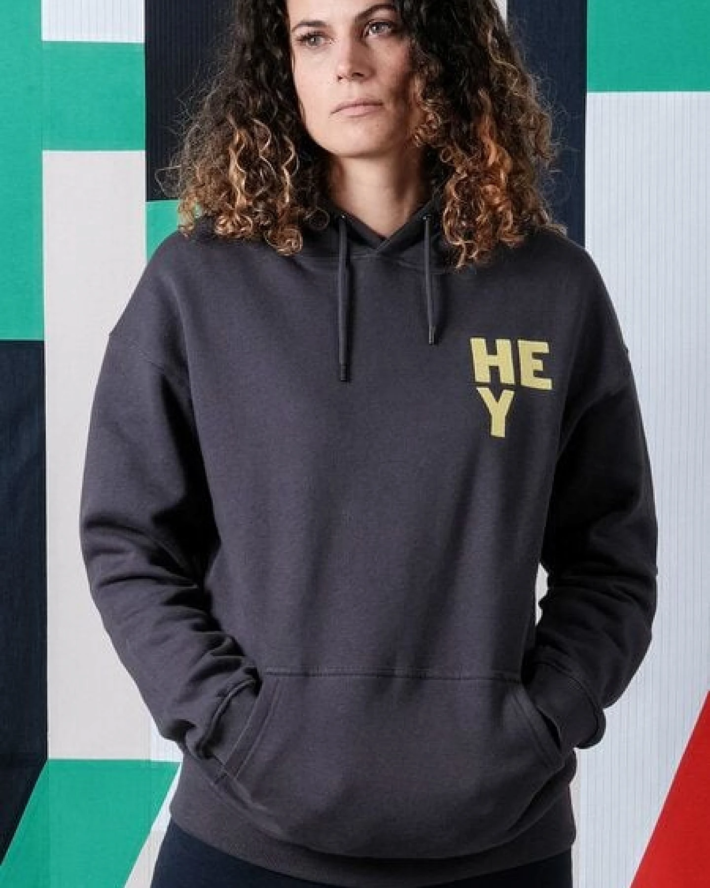 FANTASTIC REALITY STUDIOS HEY BOXY FIT HOODIE – Bio-Baumwolle, Unisex – Ansicht 4