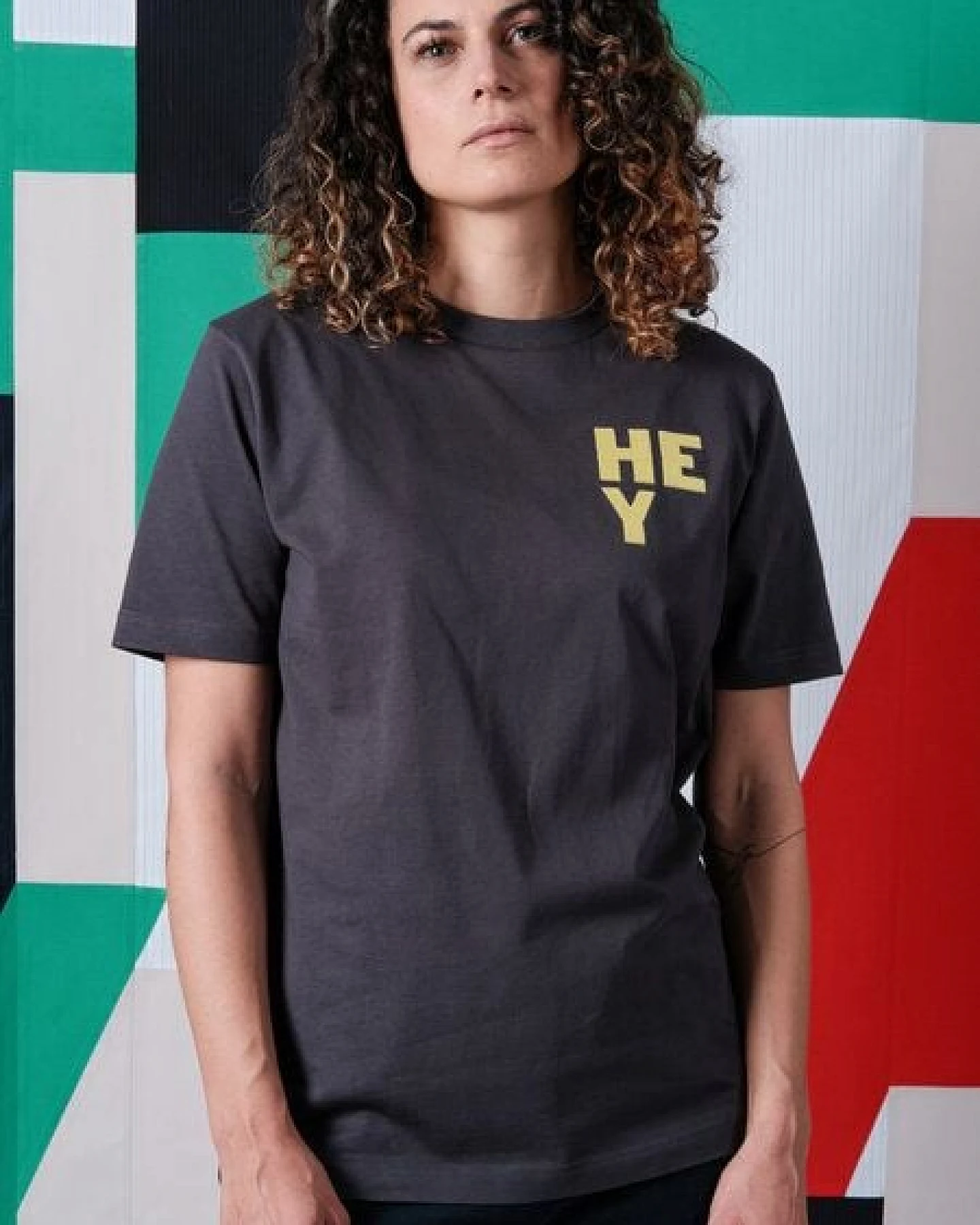 FANTASTIC REALITY STUDIOS HEY BOXY FIT T-SHIRT – Bio-Baumwolle, Unisex – Ansicht 4