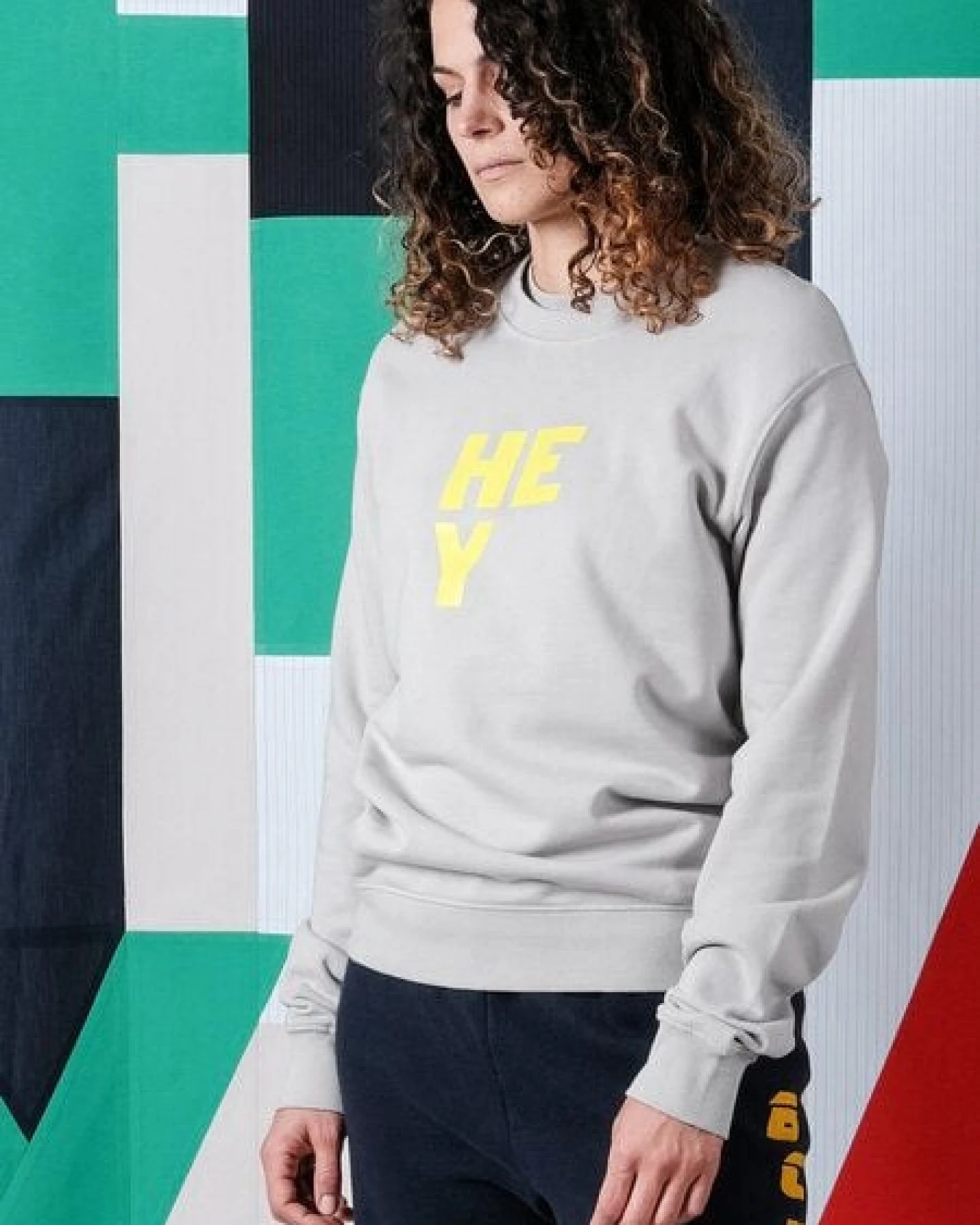 FANTASTIC REALITY STUDIOS HEY SWEATSHIRT – Bio-Baumwolle, Unisex – Ansicht 4