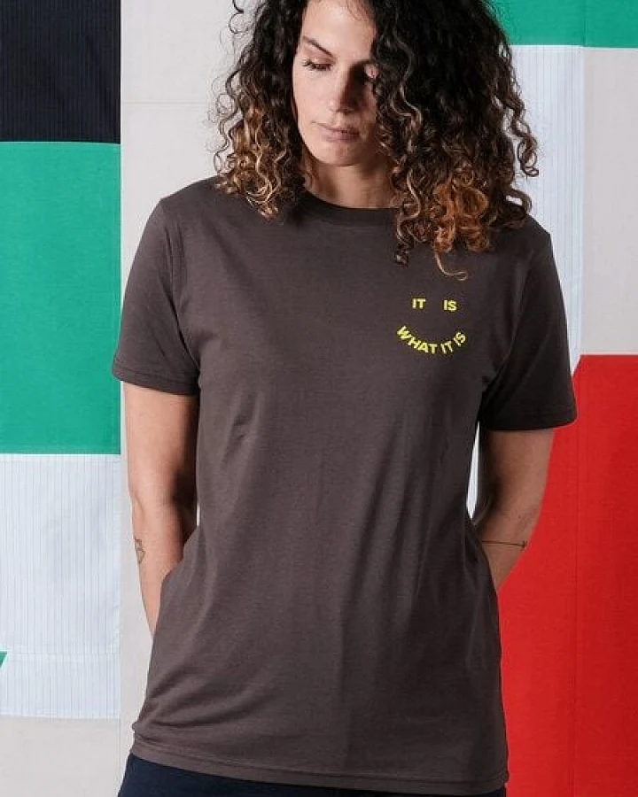 FANTASTIC REALITY STUDIOS IT IS WHAT IT IS T-SHIRT – Bio-Baumwolle, Unisex