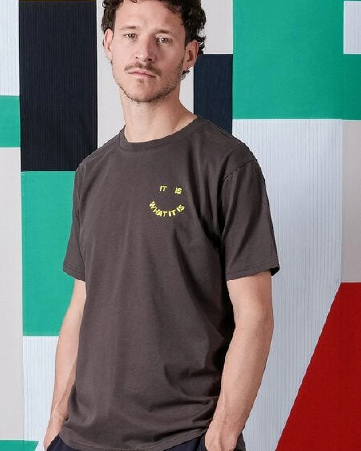 FANTASTIC REALITY STUDIOS IT IS WHAT IT IS T-SHIRT – Bio-Baumwolle, Unisex – Ansicht 4