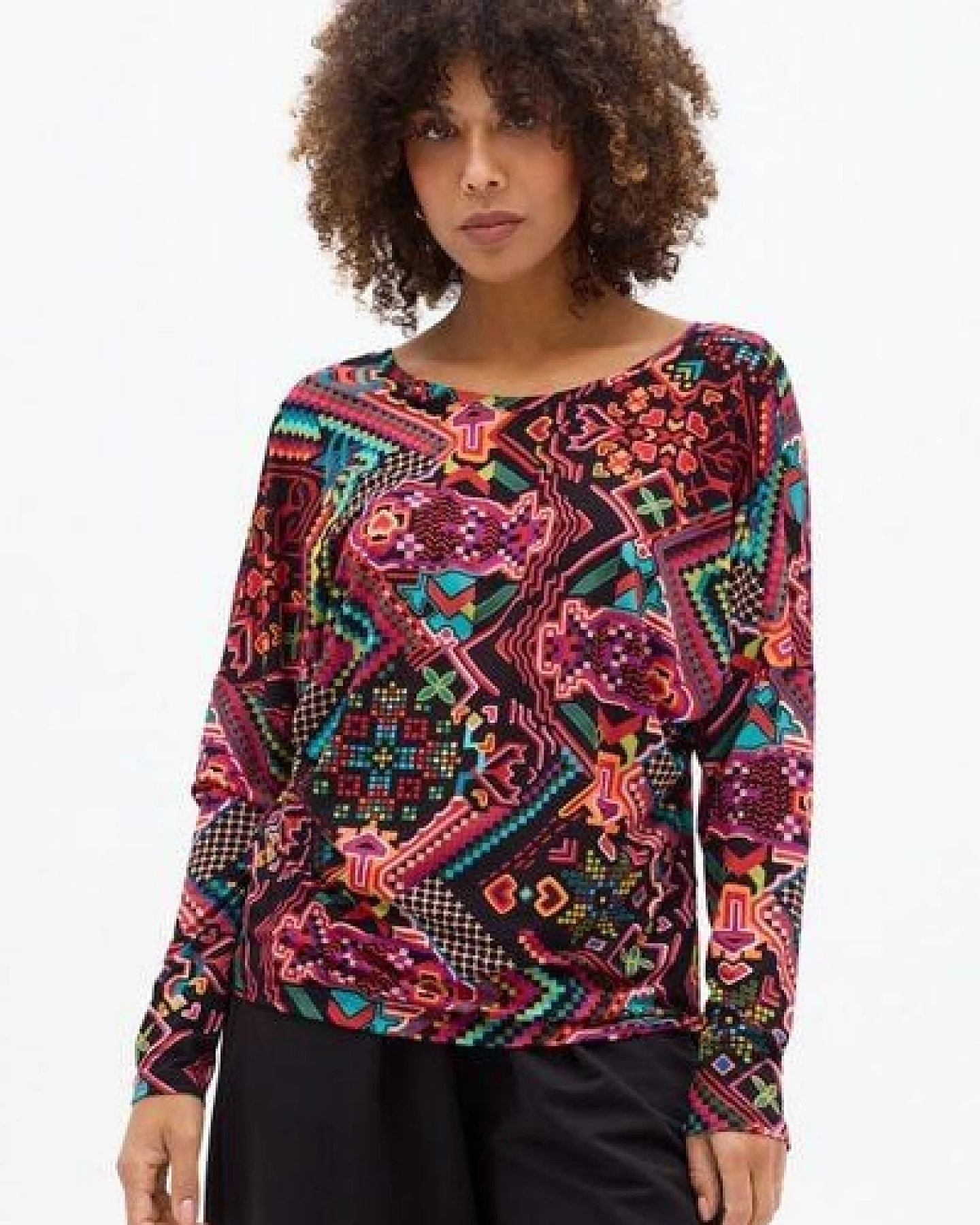 Bluse Saja Longsleeve – Viskose farbenfroher KOKOworld Print weiter Schnitt V-Ausschnitt – perfekt für Yoga – Fair produziert – Ansicht 4