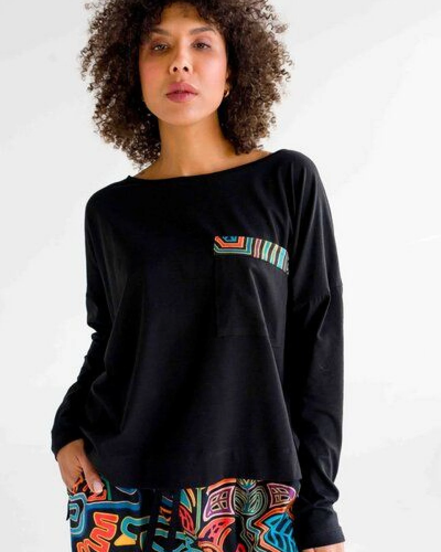 Sweatshirt Comfort – Bio-Baumwolle – mit KOKOworld-Print & Tasche – ideal für Alltag, Büro & Homewear – perfekt kombinierbar mit Lazy-Hose – Fair Fashion aus der EU – Ansicht 3