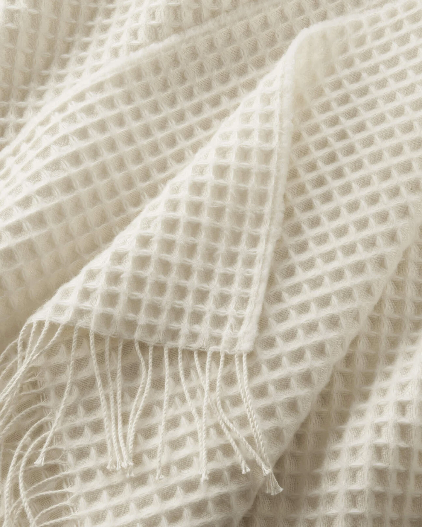 hessnatur Wollmix Waffle Plaid YARA aus Bio-Lambswool mit Bio-Baumwolle - natur - Größe 130x180 cm – Ansicht 3