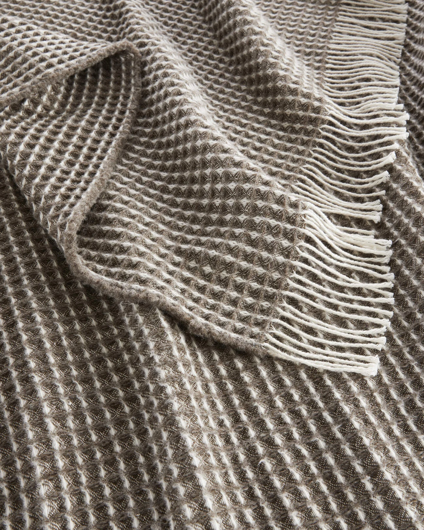 hessnatur Wollmix Waffle Plaid YARA aus Bio-Lambswool mit Bio-Baumwolle - braun - Größe 130x180 cm – Ansicht 3