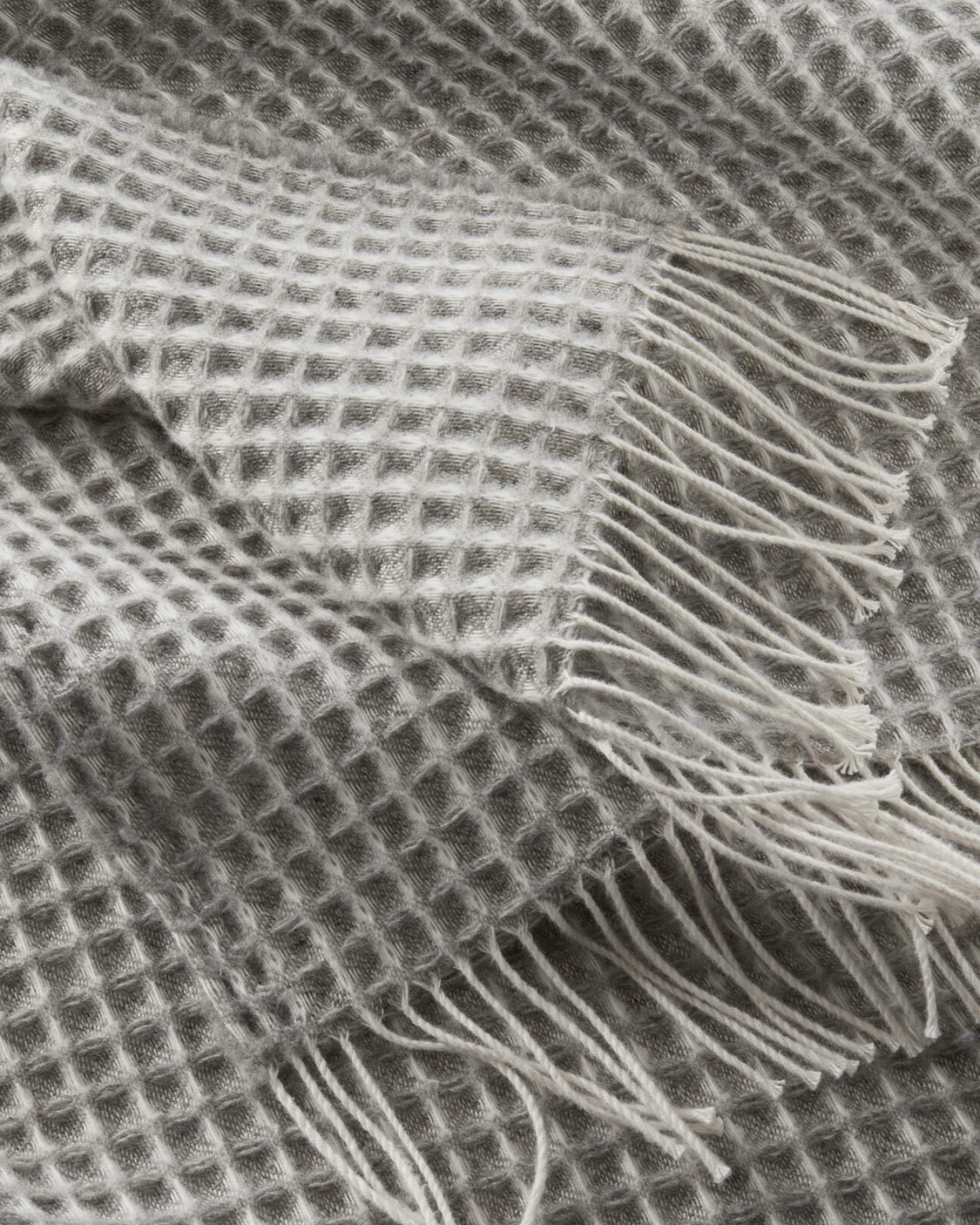 hessnatur Wollmix Waffle Plaid YARA aus Bio-Lambswool mit Bio-Baumwolle - grau - Größe 130x180 cm – Ansicht 3