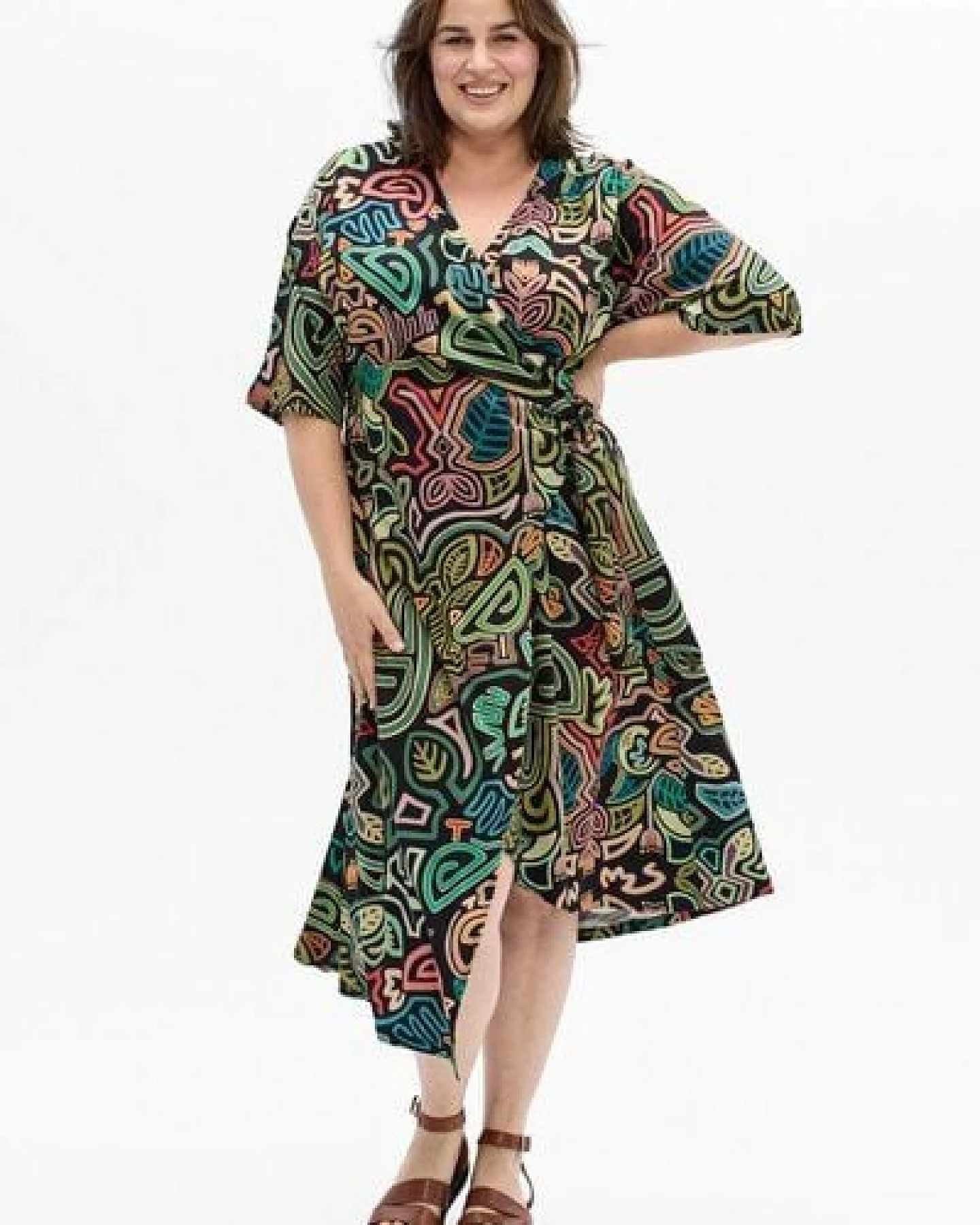 Kleid Maya – farbenfroh aus Viskose – Wickelausschnitt & Taillengürtel – Statement-Print – Fair in EU produziert – KOKOworld – Ansicht 2