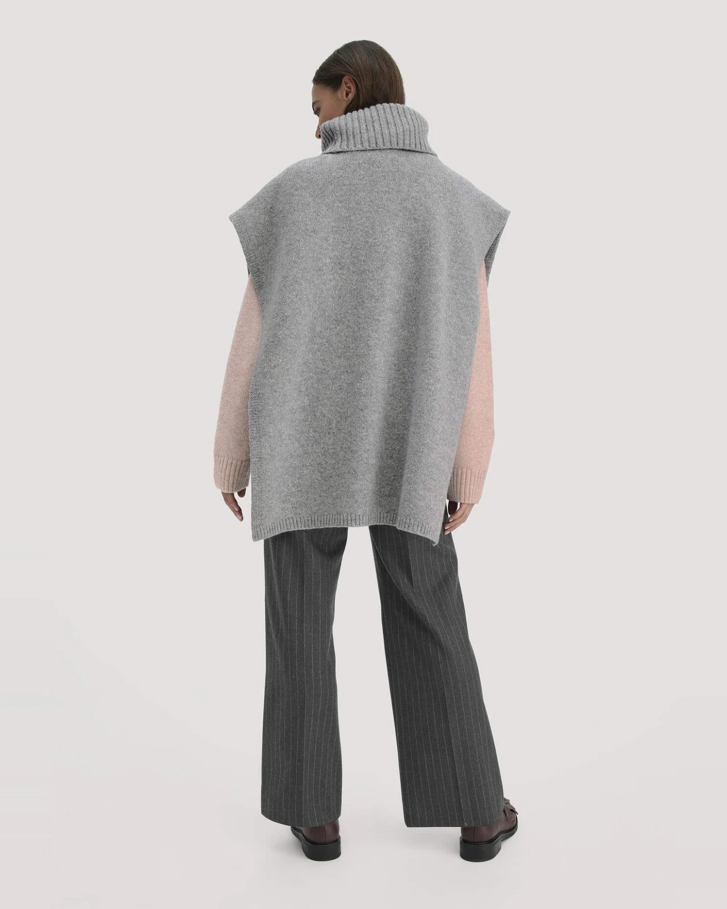 hessnatur Damen Strick Poncho Pullover Oversize BETTER RECYCLING aus Bio-Merinowolle - grau - Größe onesize – Ansicht 2