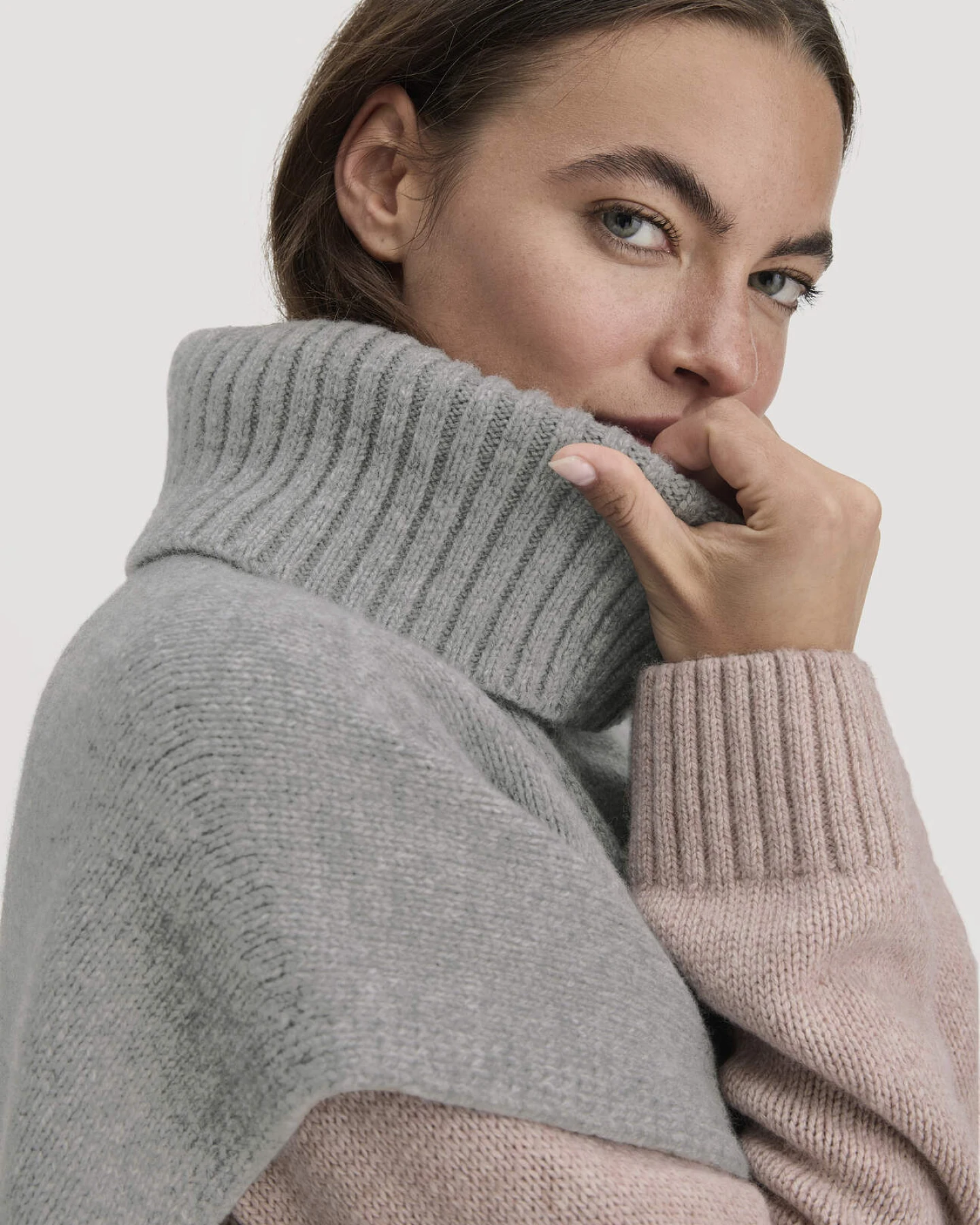 hessnatur Damen Strick Poncho Pullover Oversize BETTER RECYCLING aus Bio-Merinowolle - grau - Größe onesize – Ansicht 3