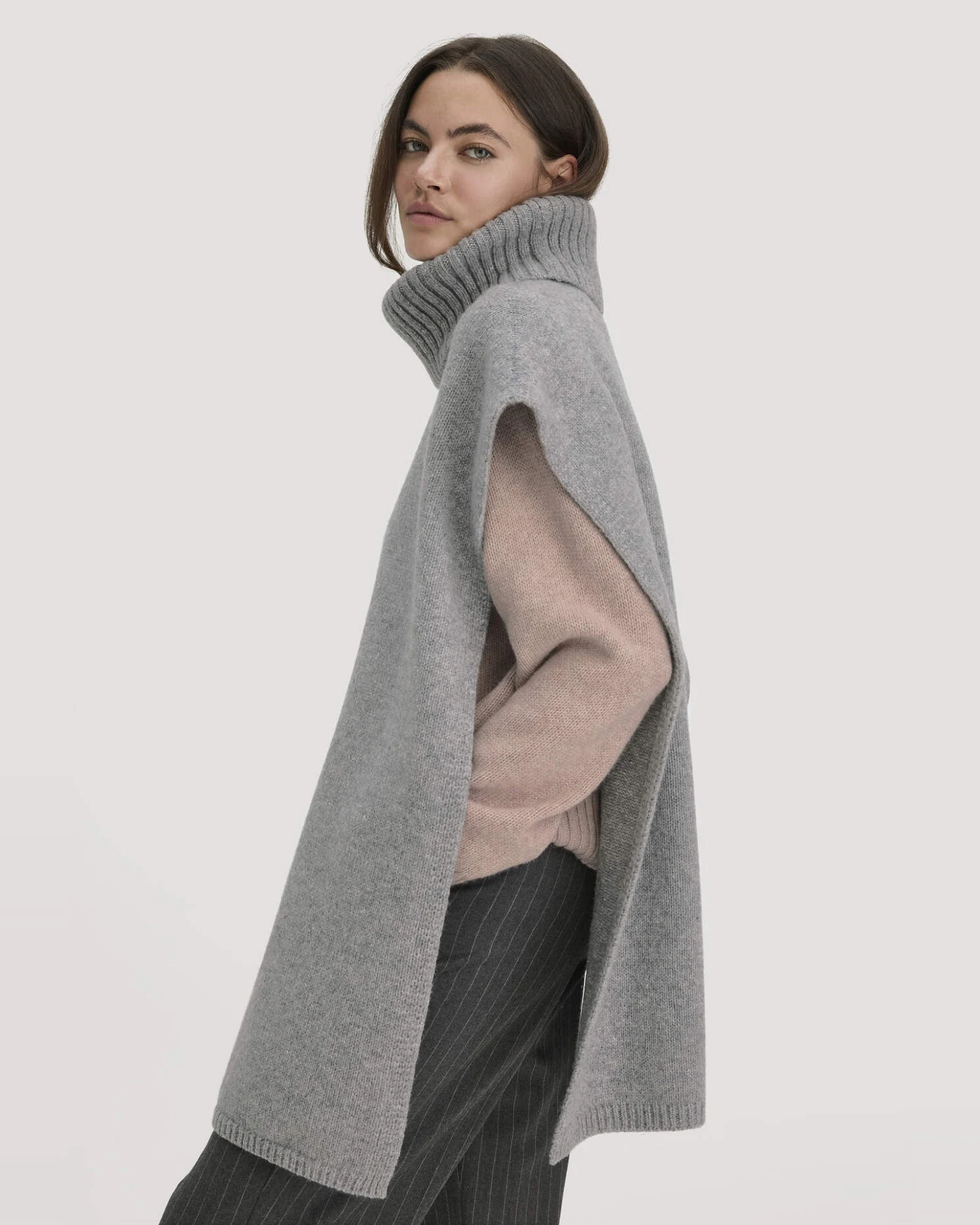 hessnatur Damen Strick Poncho Pullover Oversize BETTER RECYCLING aus Bio-Merinowolle - grau - Größe onesize – Ansicht 4