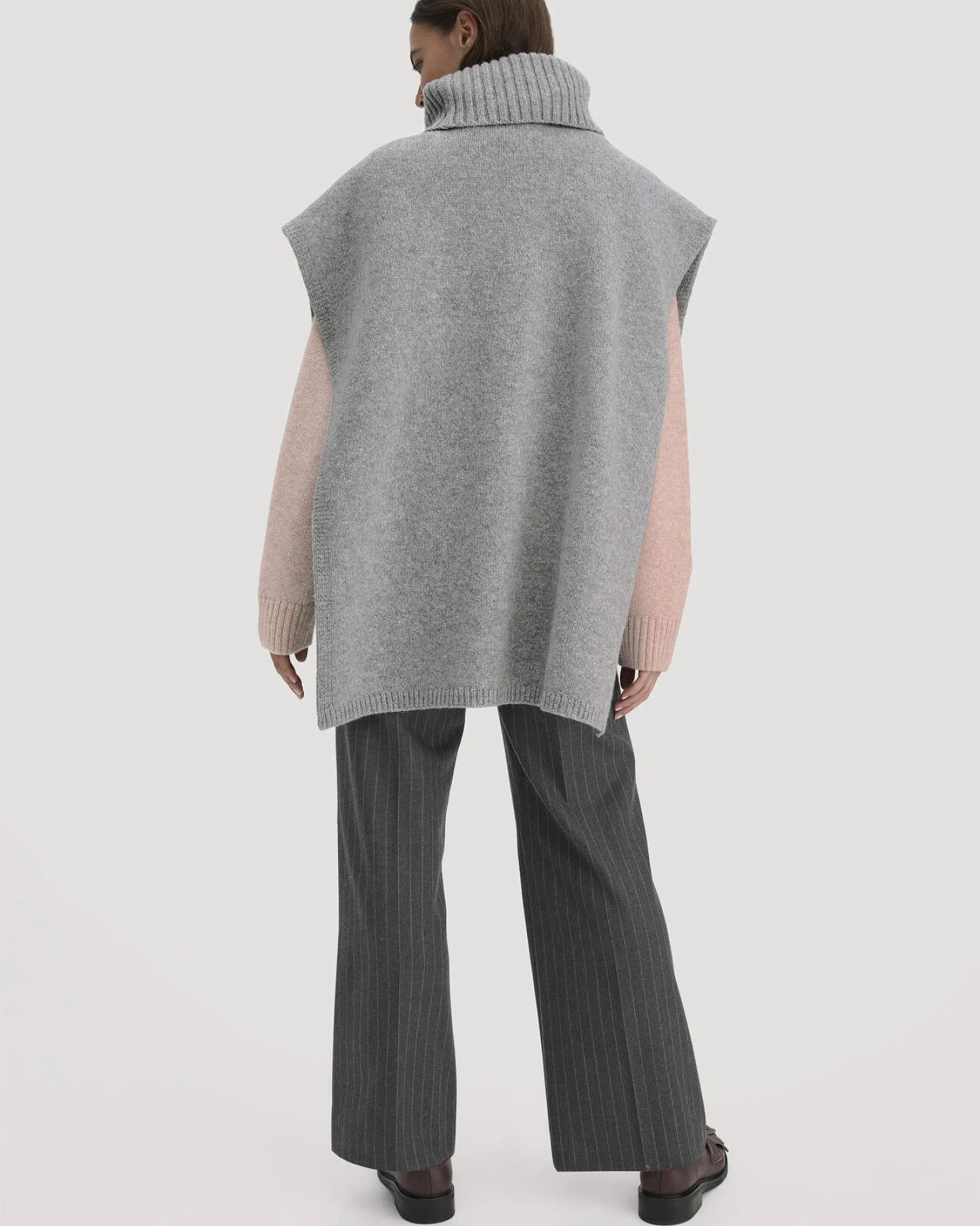 hessnatur Damen Strick Poncho Pullover Oversize aus Bio-Merinowolle mit Recyclinganteil - grau - Größe onesize – Ansicht 2