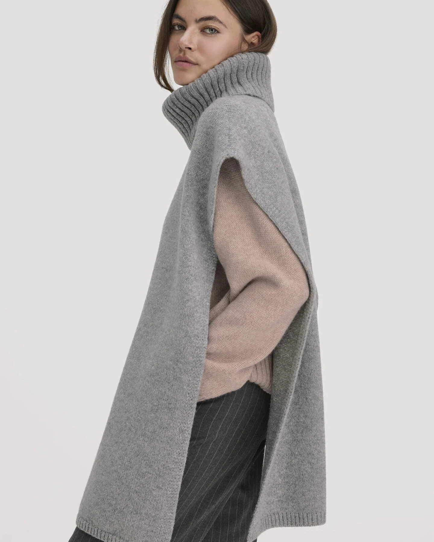 hessnatur Damen Strick Poncho Pullover Oversize aus Bio-Merinowolle mit Recyclinganteil - grau - Größe onesize – Ansicht 4