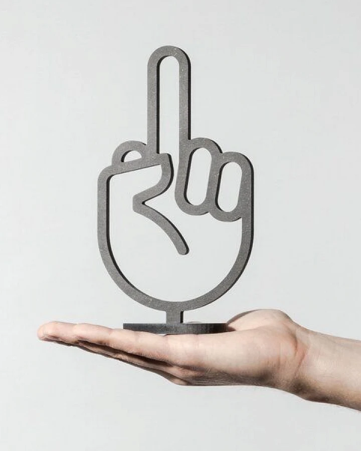 Fyngers Dekorationsobjekt gefräst aus Valchromat - Modell F*ck You - hergestellt in Deutschland - handverpackt - nachhaltiges Material