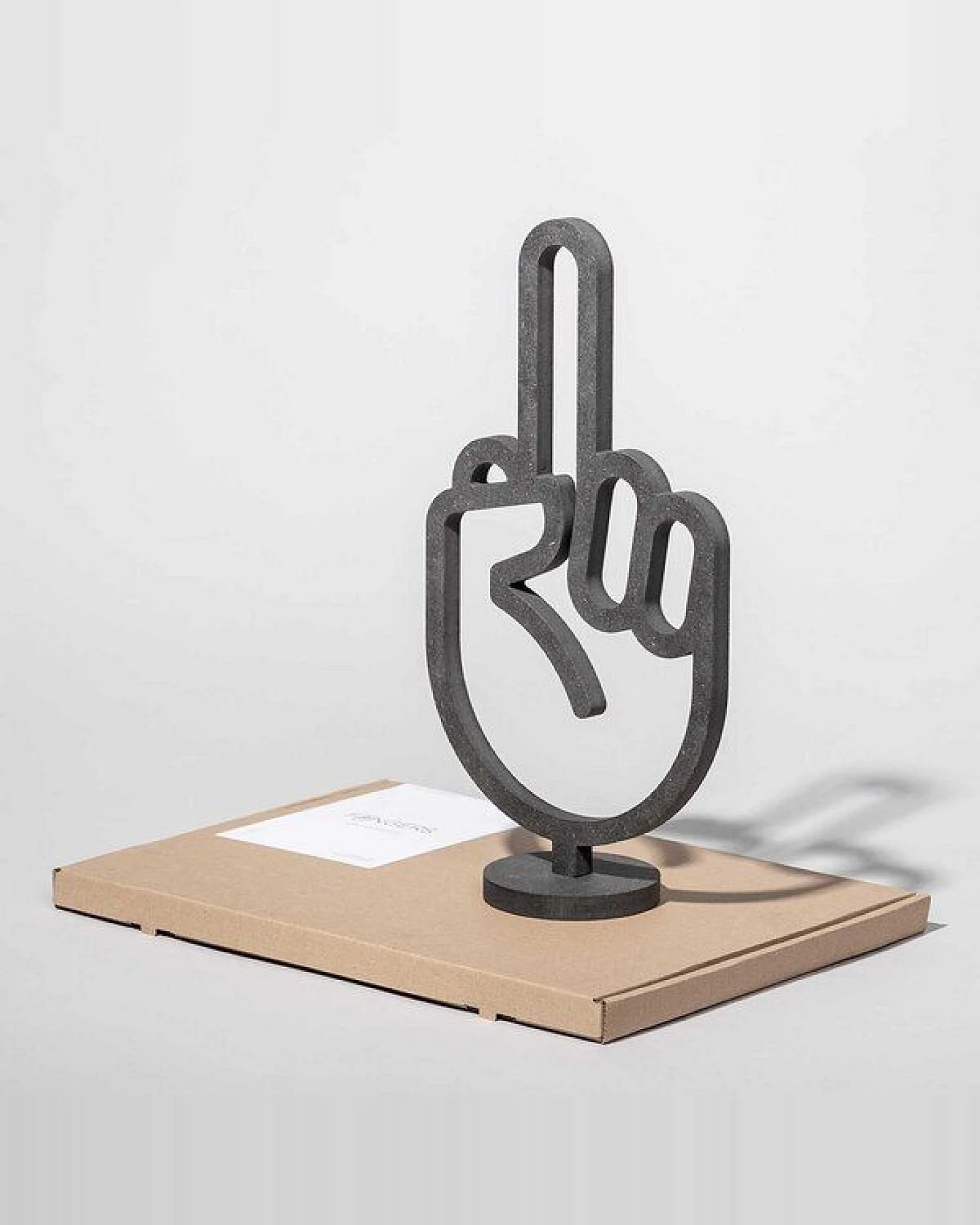 Fyngers Dekorationsobjekt gefräst aus Valchromat - Modell F*ck You - hergestellt in Deutschland - handverpackt - nachhaltiges Material – Ansicht 4