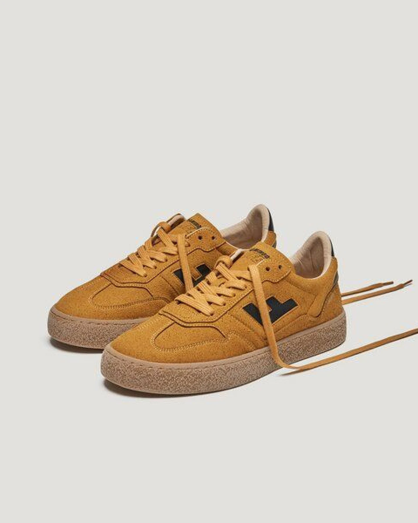 Flamingos' Life Sneaker - Burela Bold Hairy Suede Curry – Ansicht 2