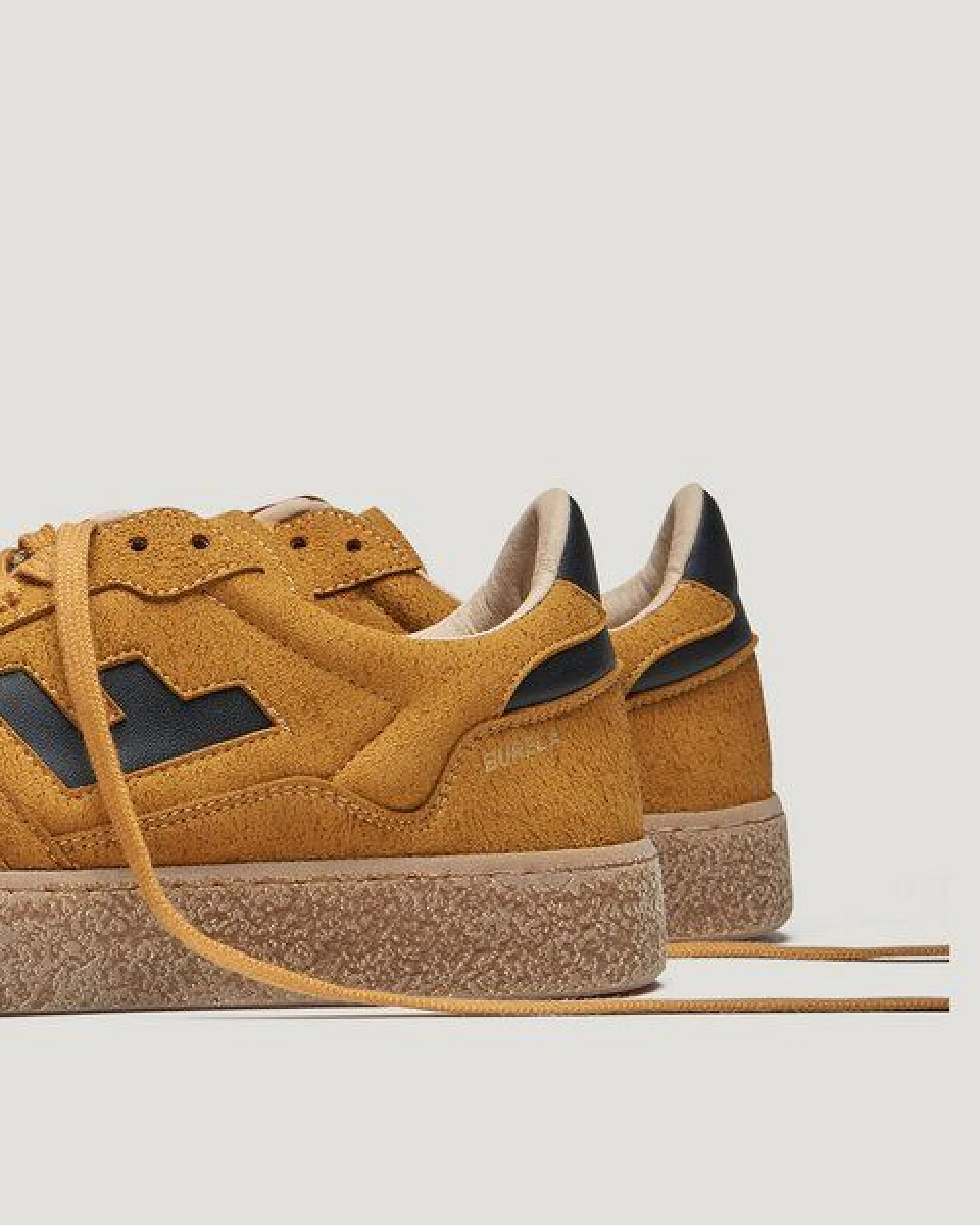 Flamingos' Life Sneaker - Burela Bold Hairy Suede Curry – Ansicht 4