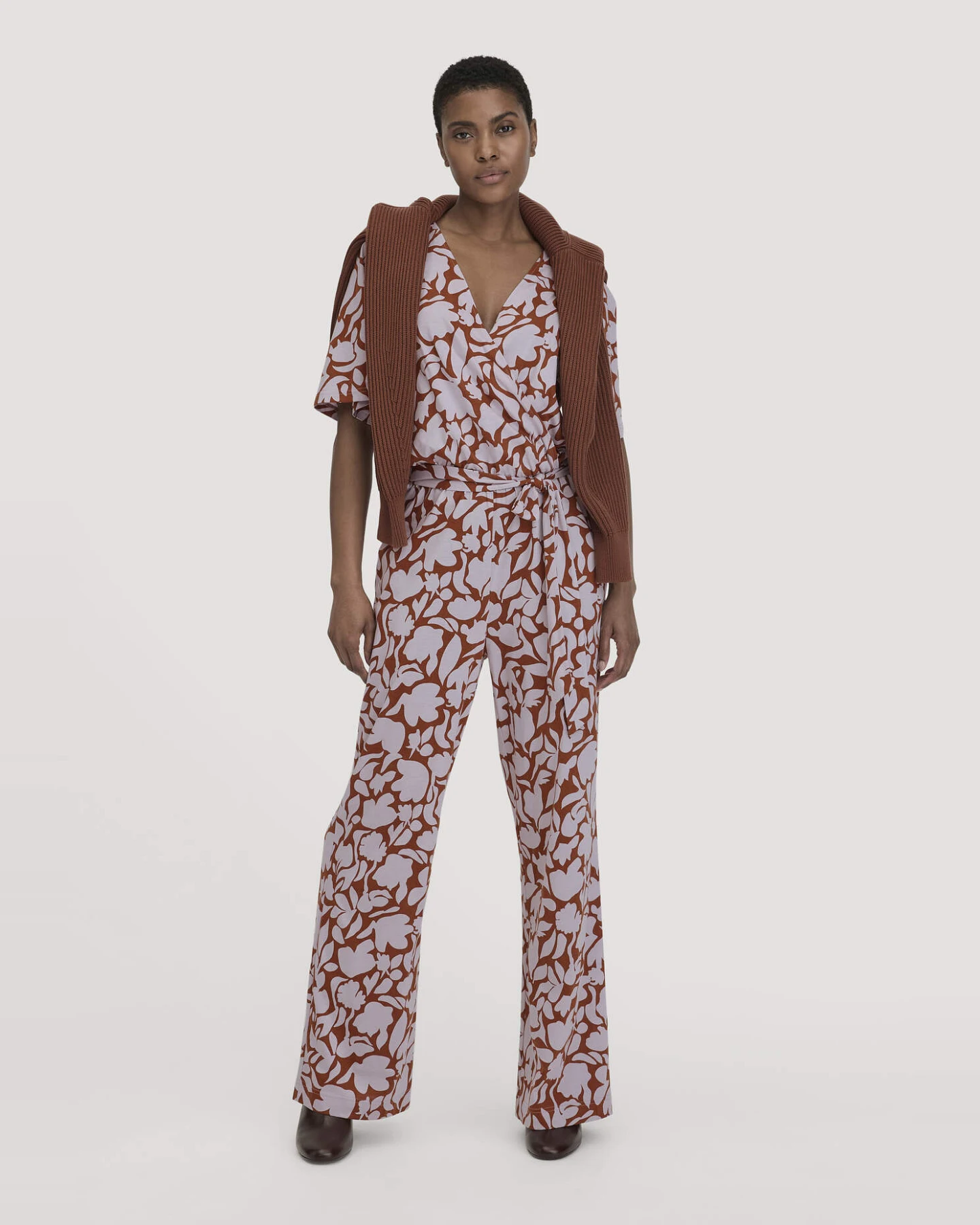 hessnatur Damen Print Jersey Overall Relaxed aus Bio-Baumwolle - lila - Größe 34 – Ansicht 4