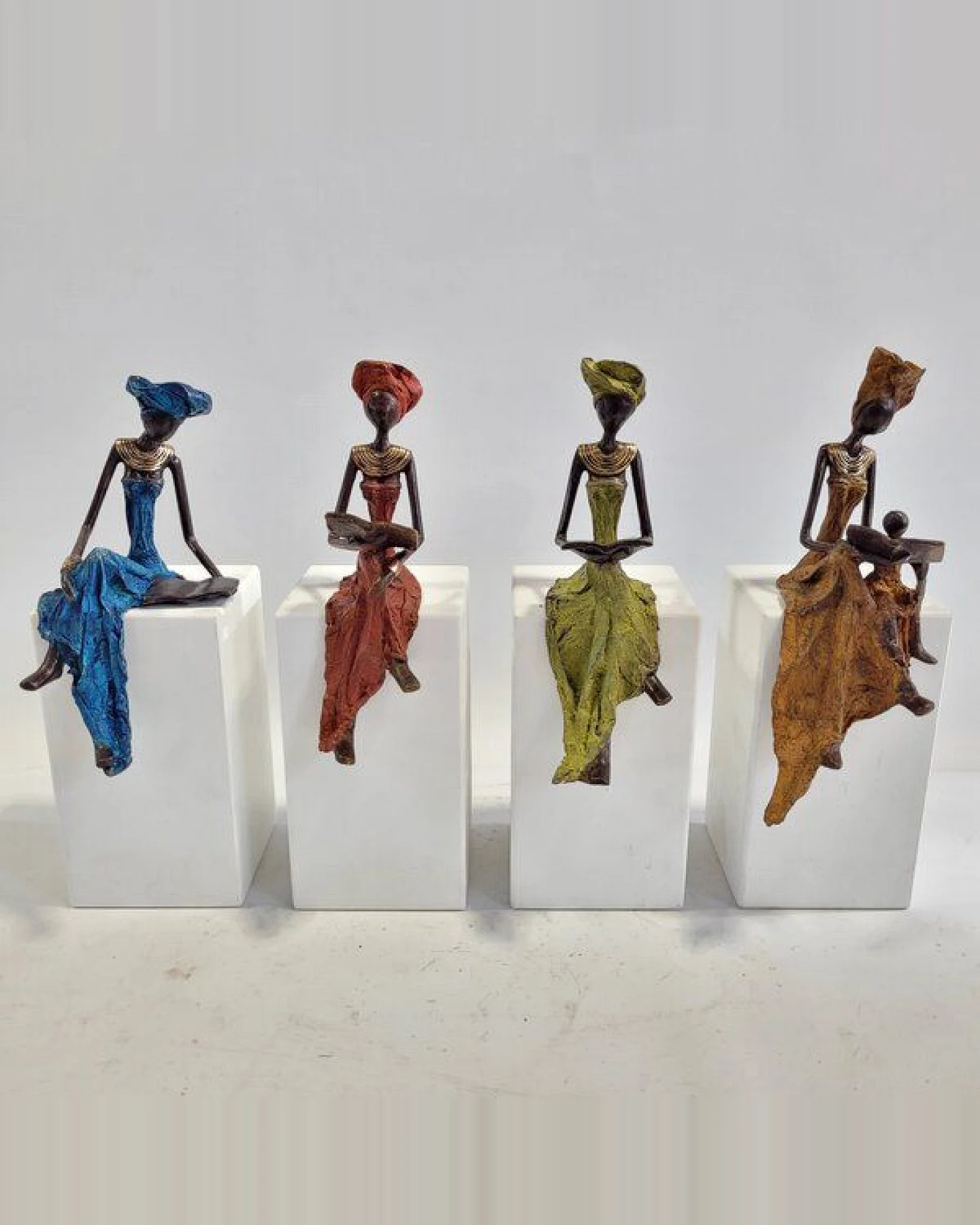 Moogoo Creative Africa Bronze-Skulptur "Lesende Frau" by Hamed Nikiema 28 cm – Ansicht 4