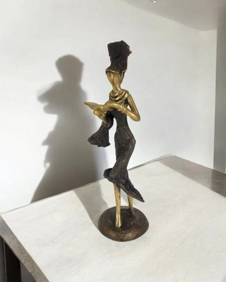Moogoo Creative Africa Bronze-Skulptur "Femme avec livre" by Karim