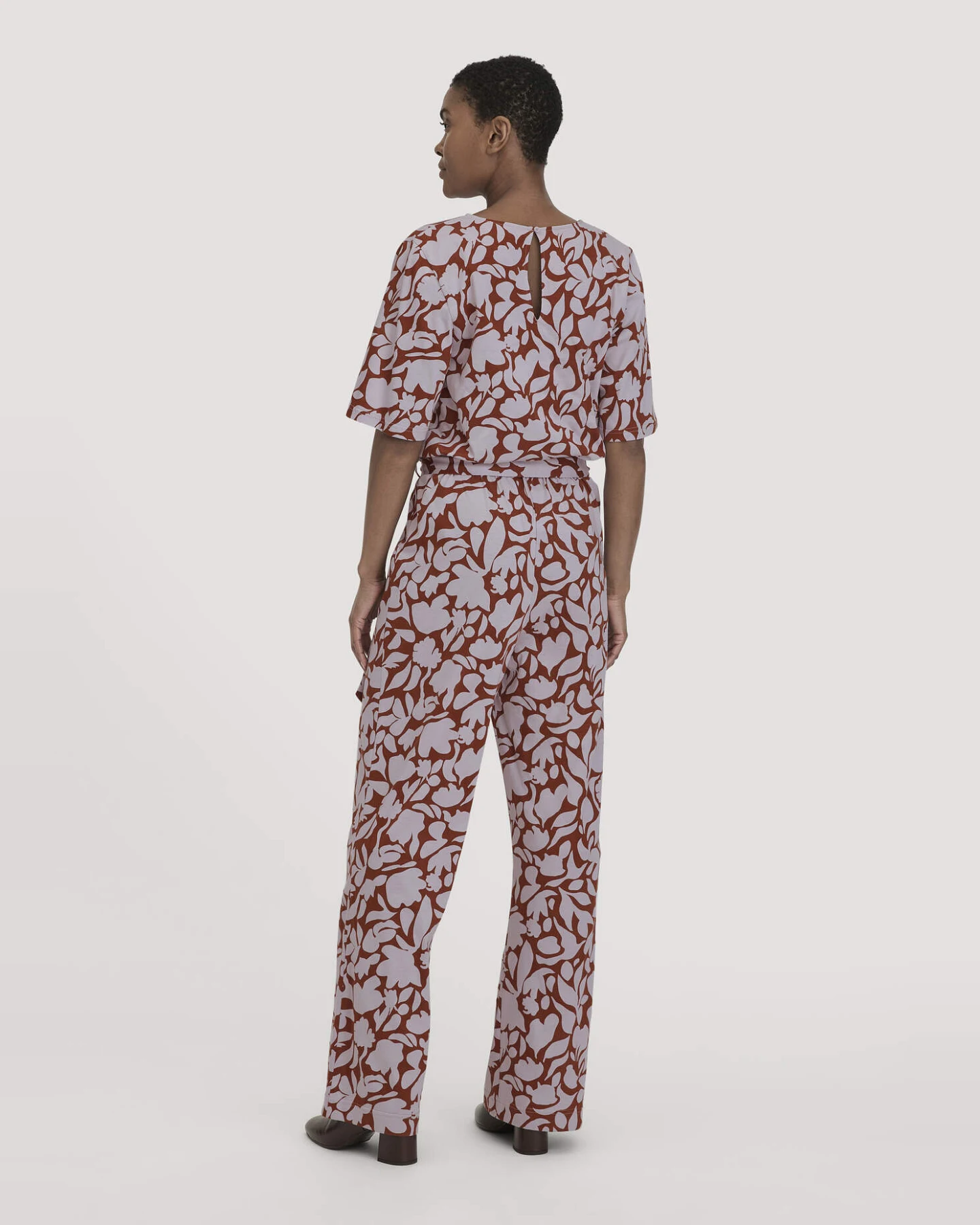 hessnatur Damen Print Jersey Overall Relaxed aus Bio-Baumwolle - lila - Größe 42 – Ansicht 2