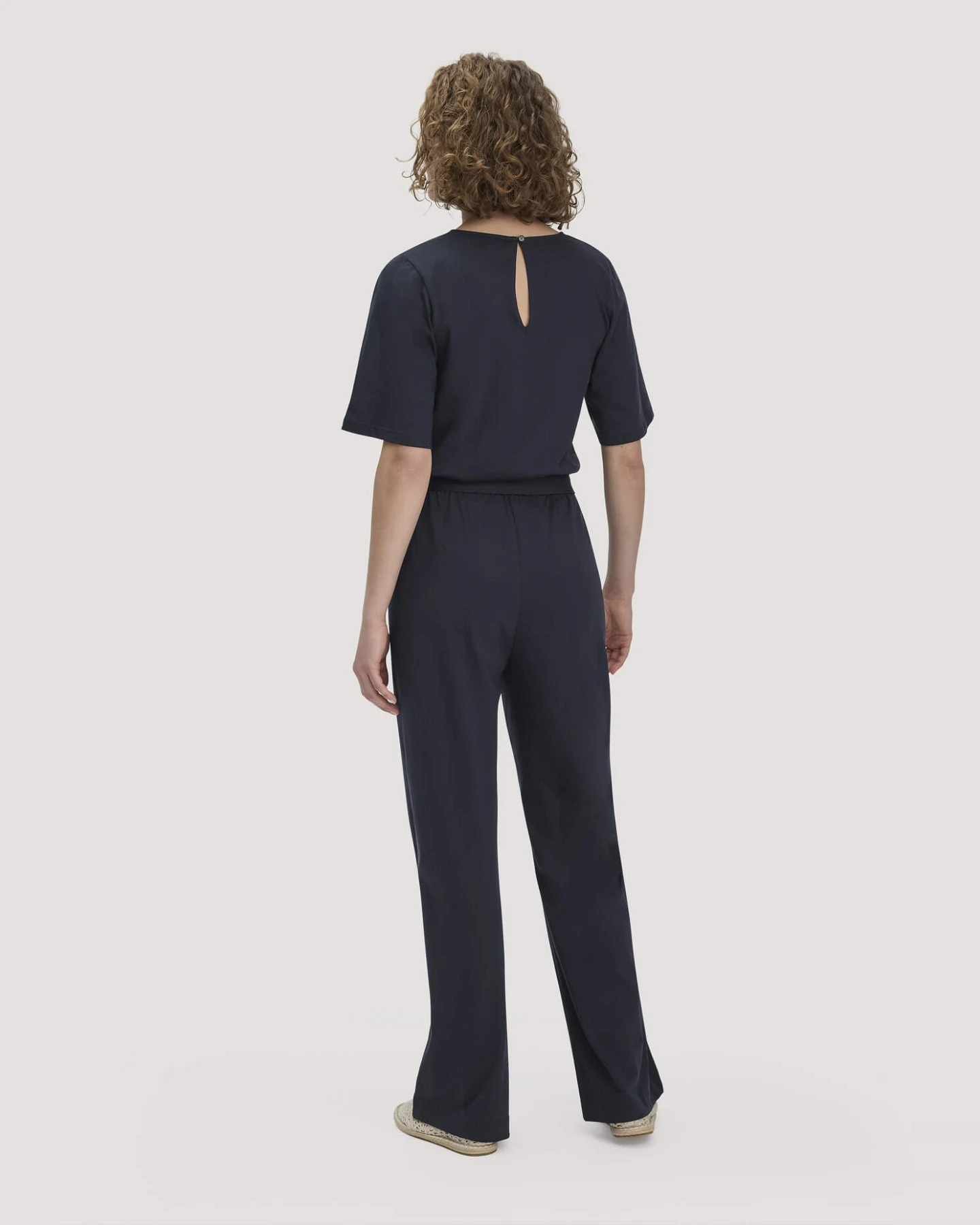 hessnatur Damen Jersey Overall Relaxed aus Bio-Baumwolle - blau - Größe 34 – Ansicht 2