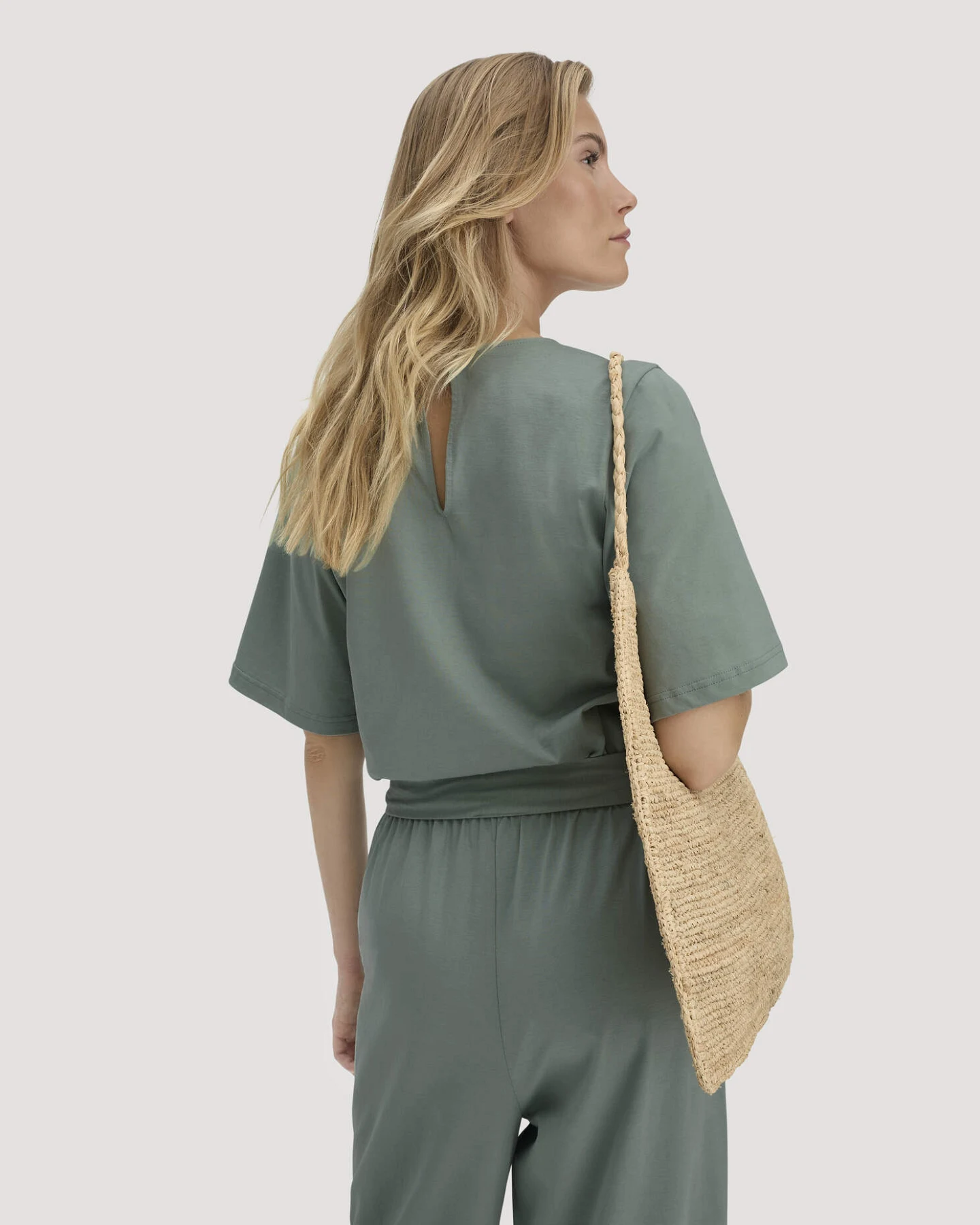 hessnatur Damen Jersey Overall Relaxed aus Bio-Baumwolle - grün - Größe 42 – Ansicht 3