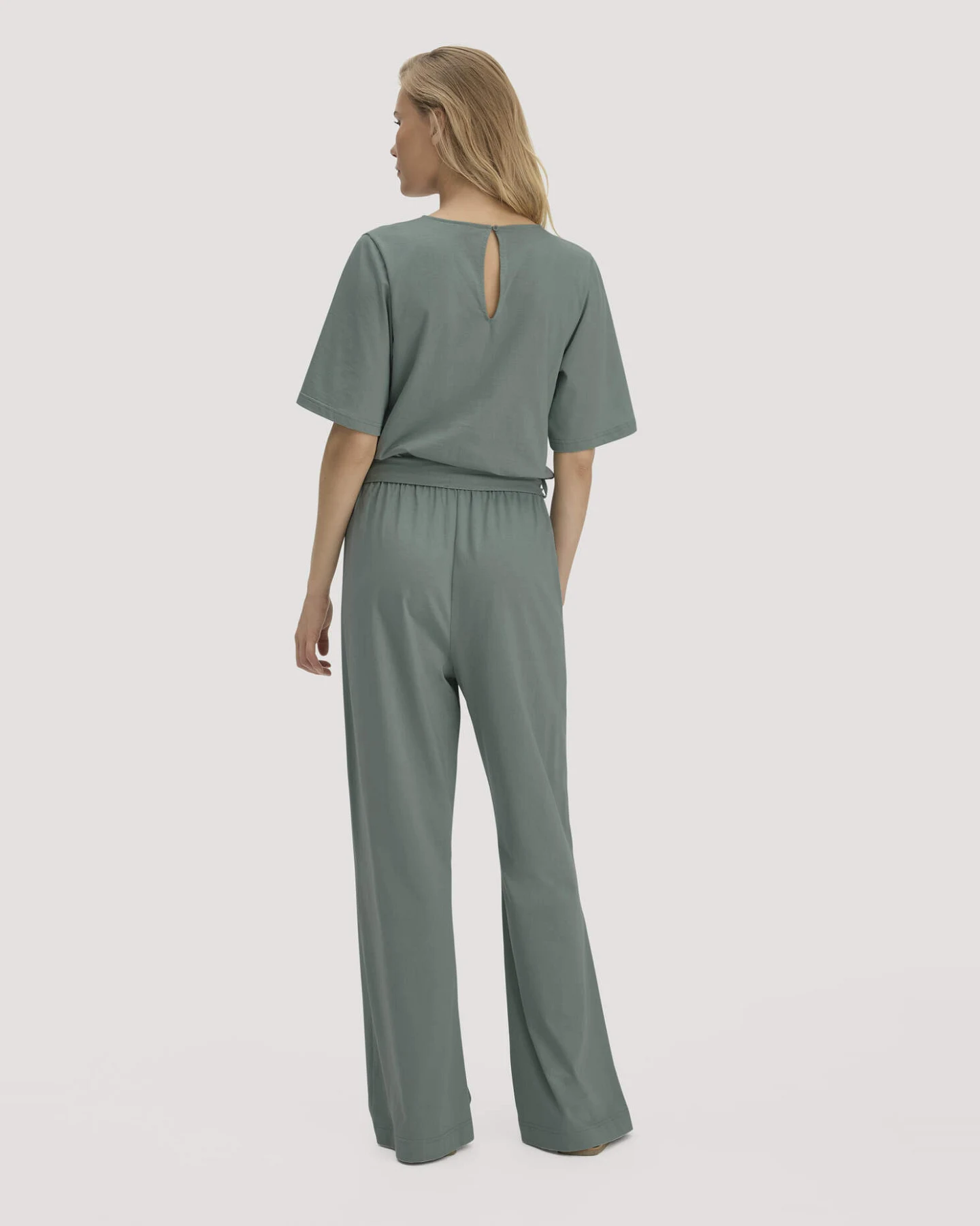 hessnatur Damen Jersey Overall Relaxed aus Bio-Baumwolle - grün - Größe 44 – Ansicht 2