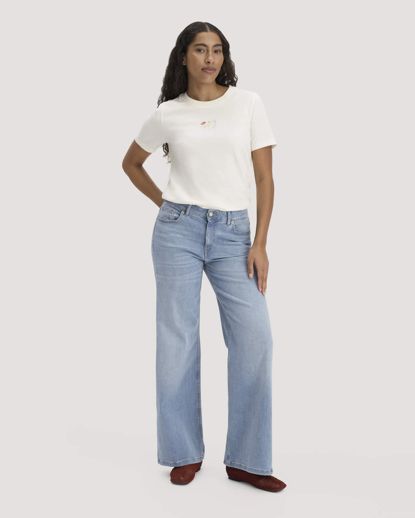 hessnatur Damen Print T-Shirt Relaxed aus Bio-Baumwolle - weiß - Größe 44 – Ansicht 2