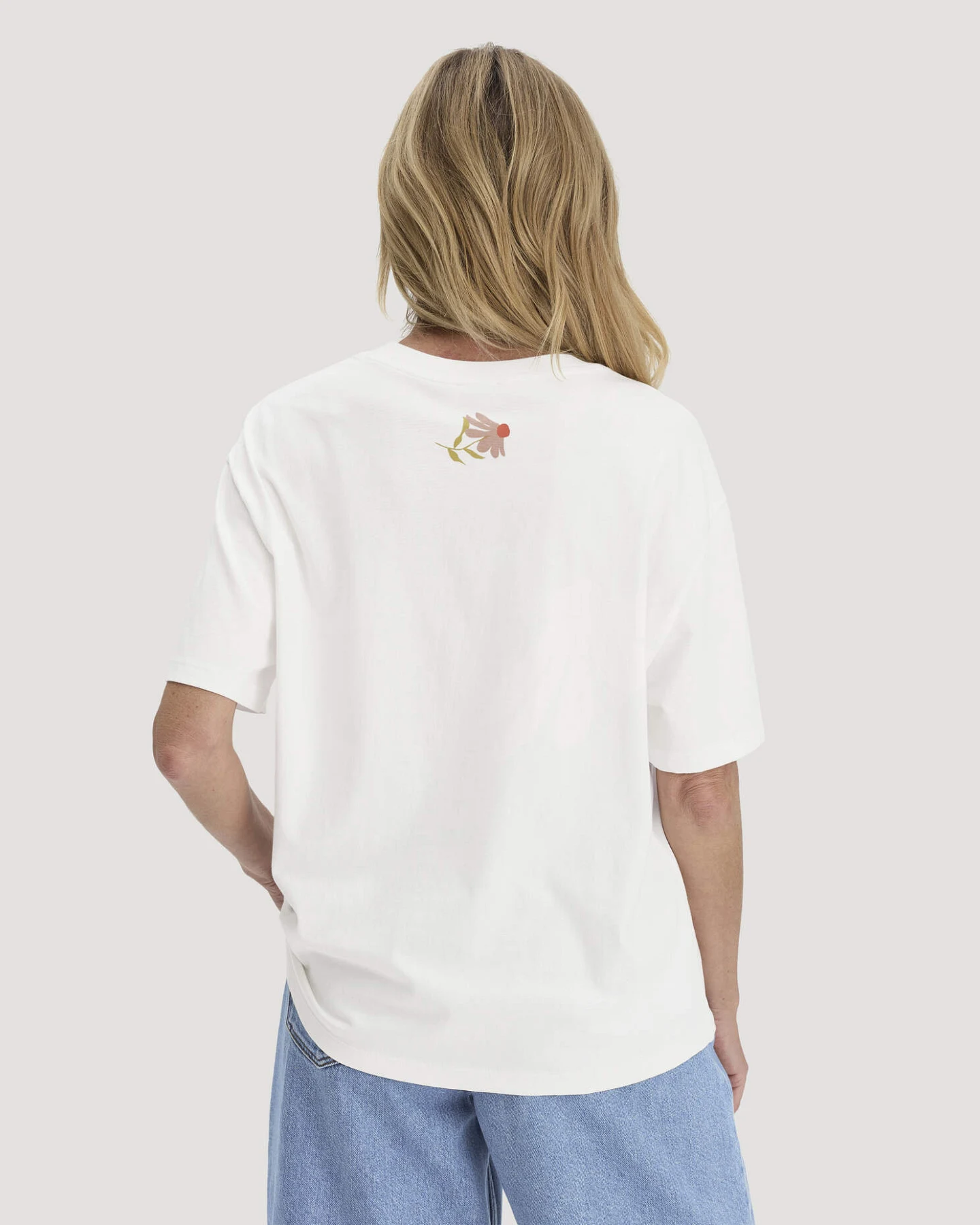 hessnatur Damen Print T-Shirt Oversize aus Bio-Baumwolle - weiß - Größe L – Ansicht 3