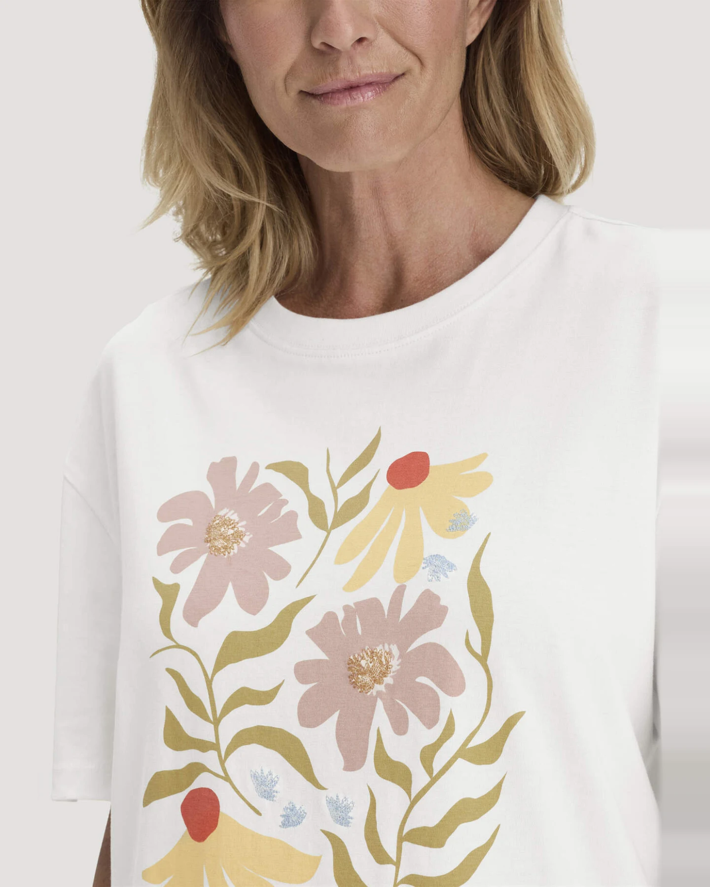 hessnatur Damen Print T-Shirt Oversize aus Bio-Baumwolle - weiß - Größe L – Ansicht 4