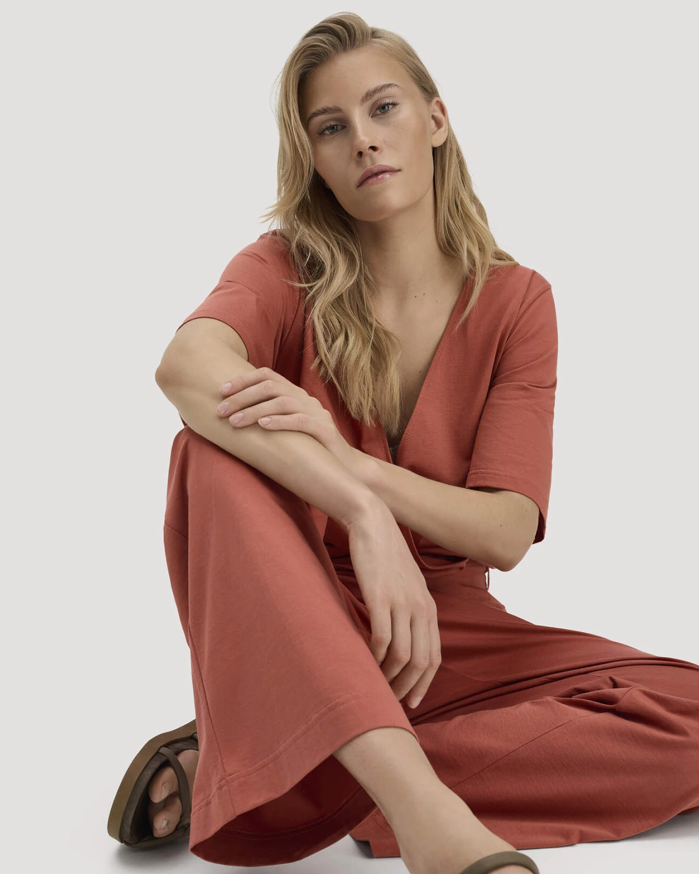 hessnatur Damen Jersey Overall Relaxed aus Bio-Baumwolle - braun - Größe 40 – Ansicht 4