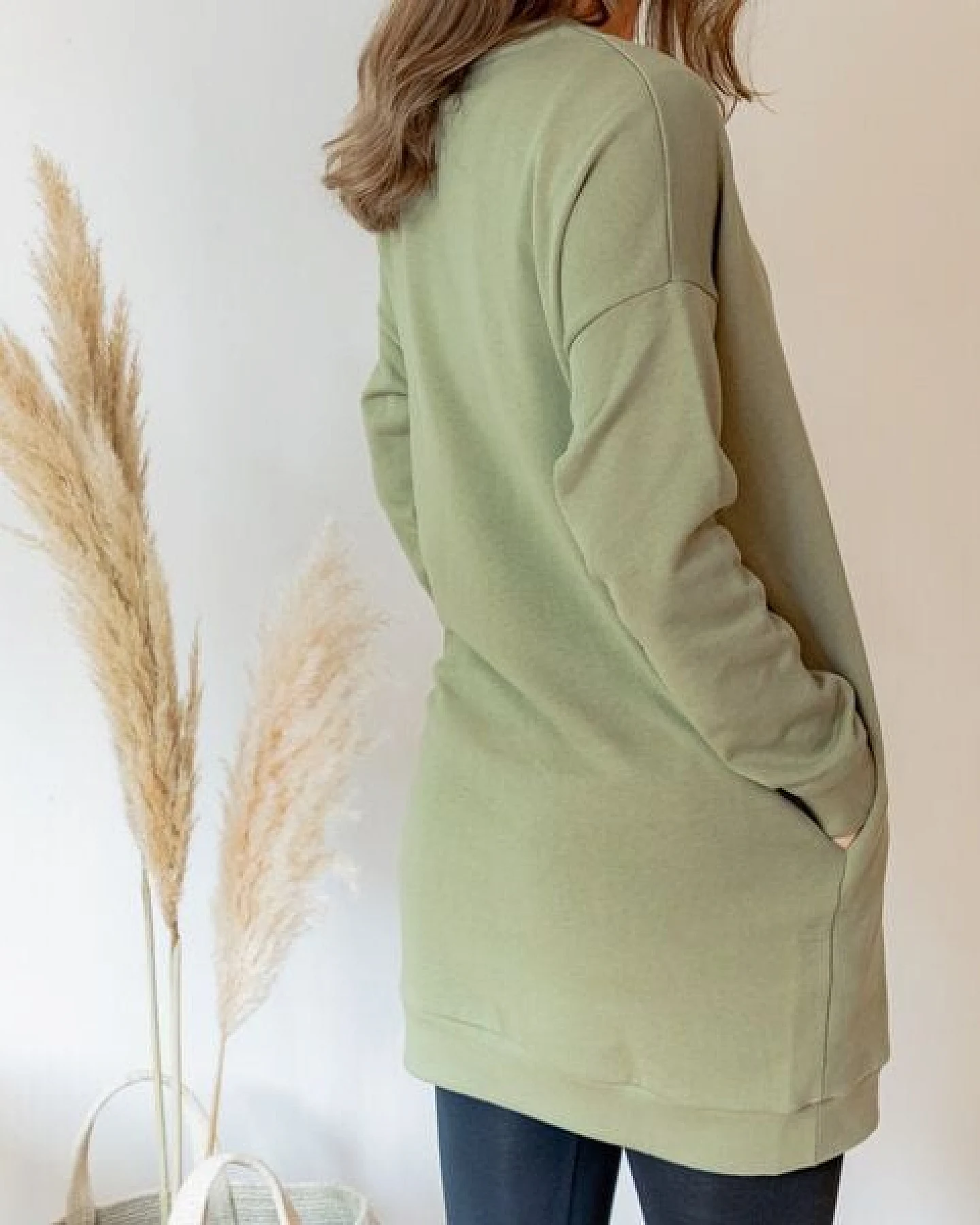simply love it. Cozy Long Sweatshirt mit Taschen oliv aus reiner Bio-Baumwolle – Ansicht 2