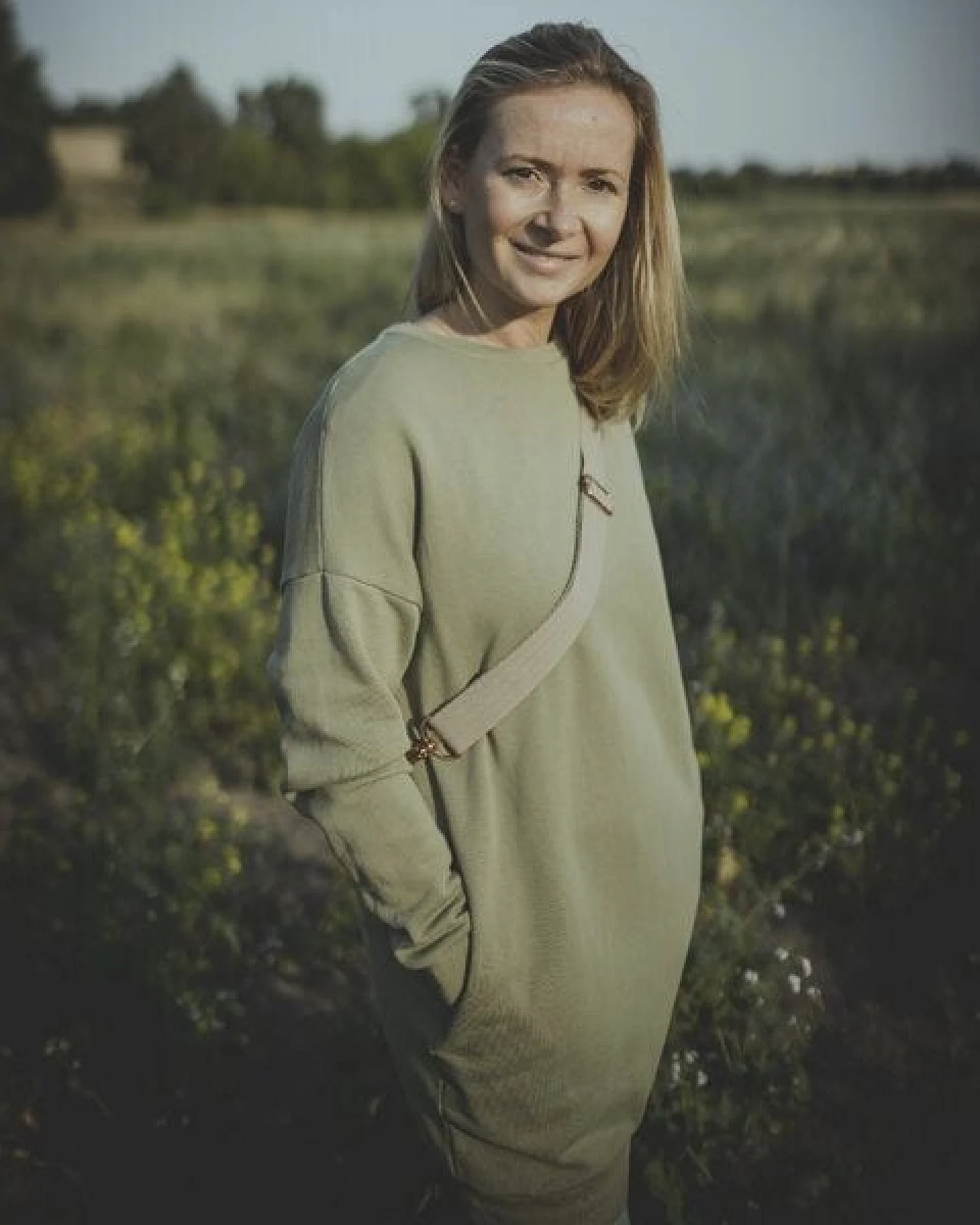 simply love it. Cozy Long Sweatshirt mit Taschen oliv aus reiner Bio-Baumwolle – Ansicht 4