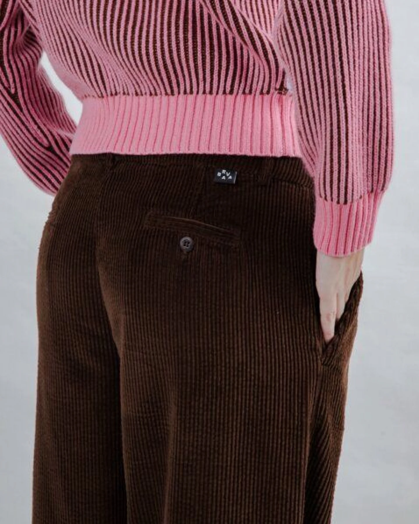 Brava Fabrics Corduroy Faltenhose Schokolade – Ansicht 2
