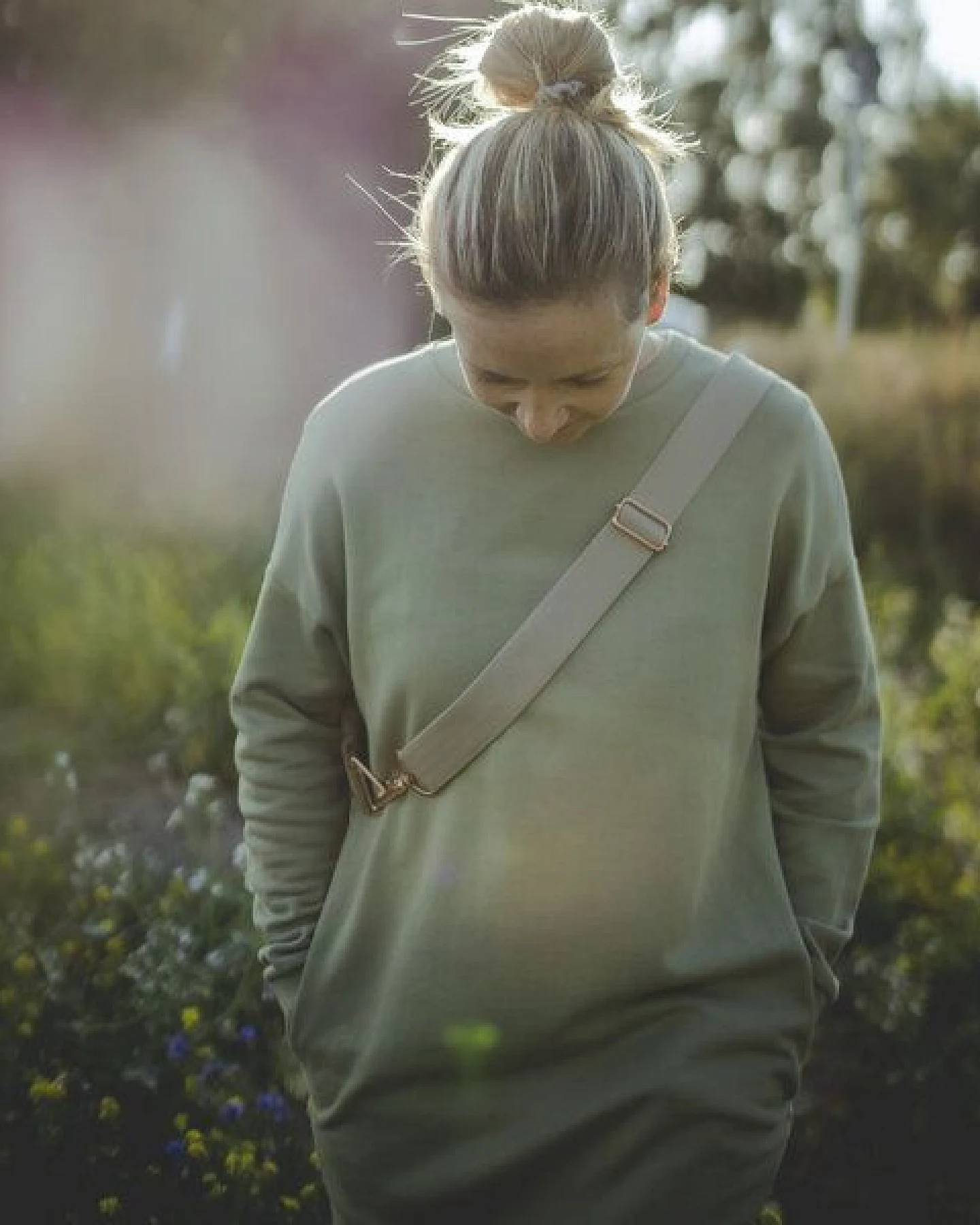 simply love it. Cozy Long Sweatshirt mit Taschen oliv aus reiner Bio-Baumwolle – Ansicht 3
