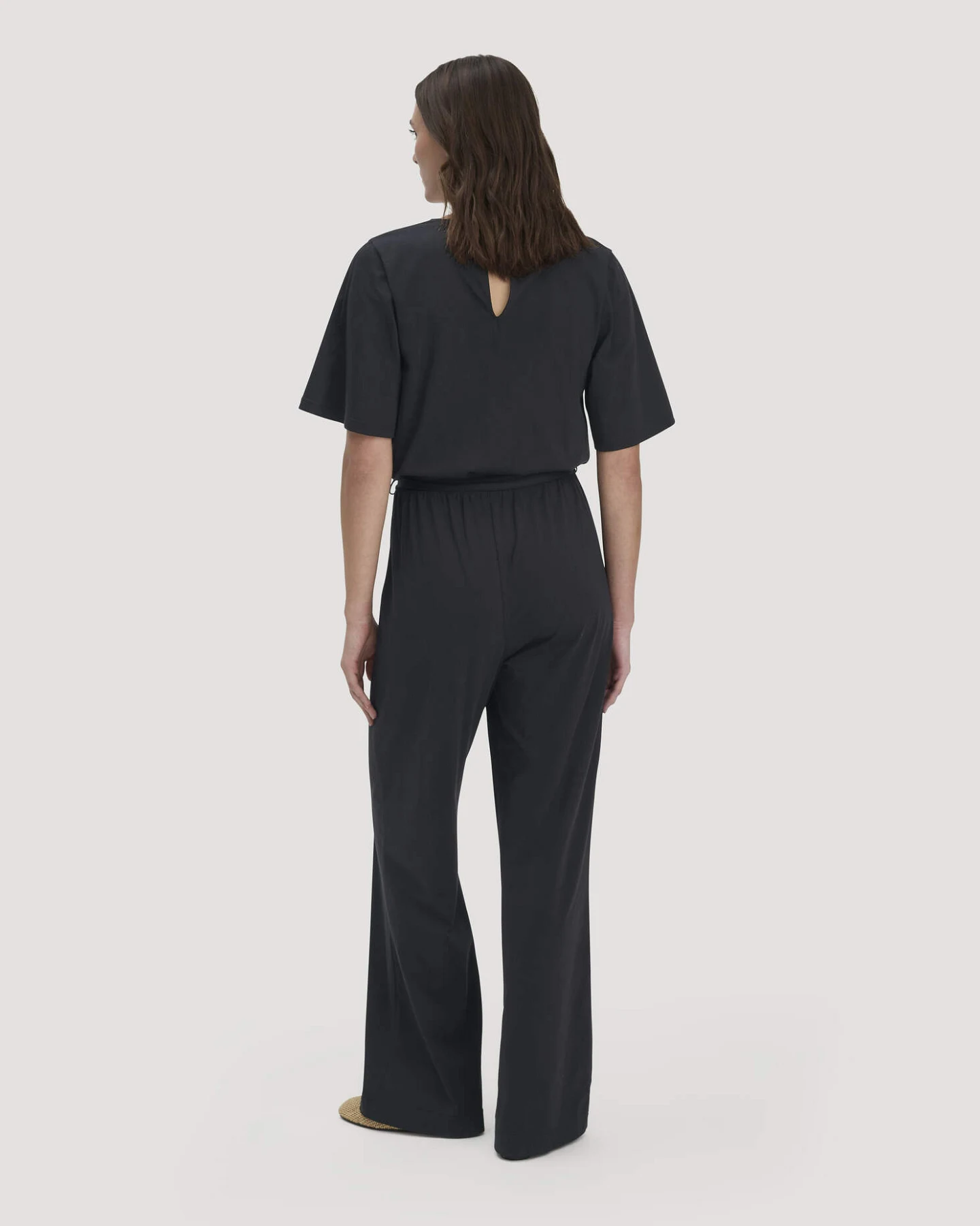 hessnatur Damen Jersey Overall Relaxed aus Bio-Baumwolle - schwarz - Größe 36 – Ansicht 2