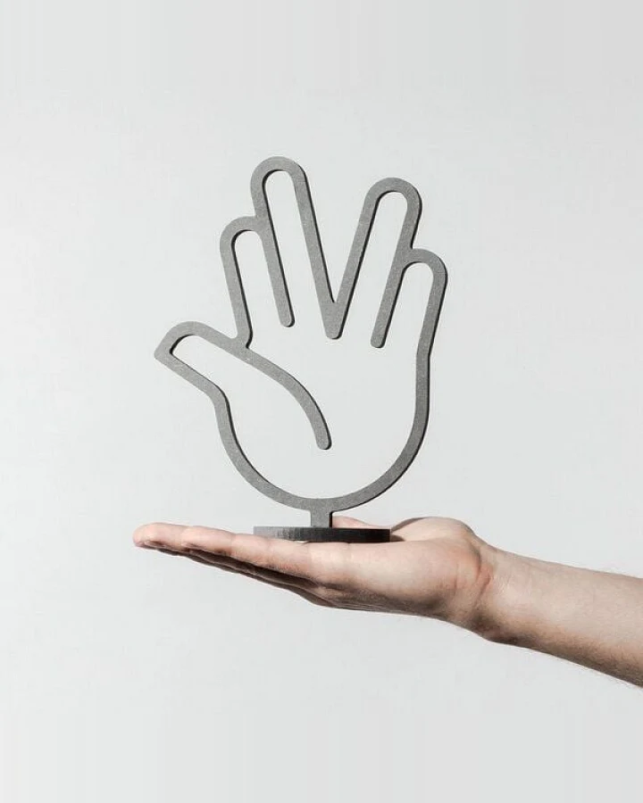 Fyngers Dekorationsobjekt gefräst aus Valchromat - Modell Vulcan Salute