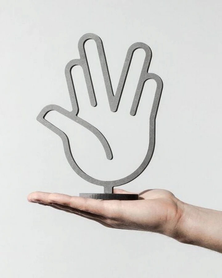 Fyngers Dekorationsobjekt gefräst aus Valchromat - Modell Vulcan Salute