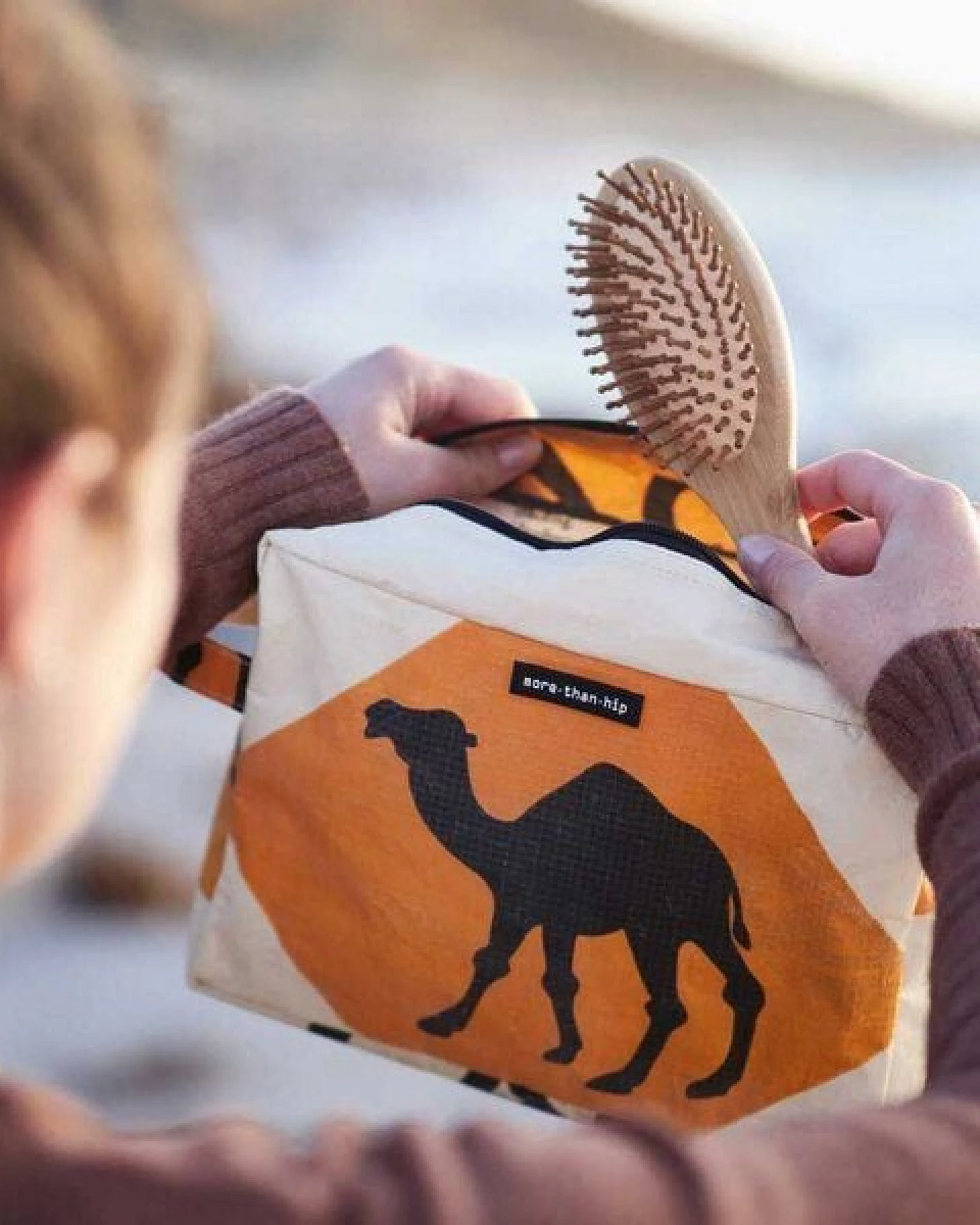 MoreThanHip Kulturbeutel aus recyceltem Zement- oder Fischfuttersack - Yindee – Ansicht 4