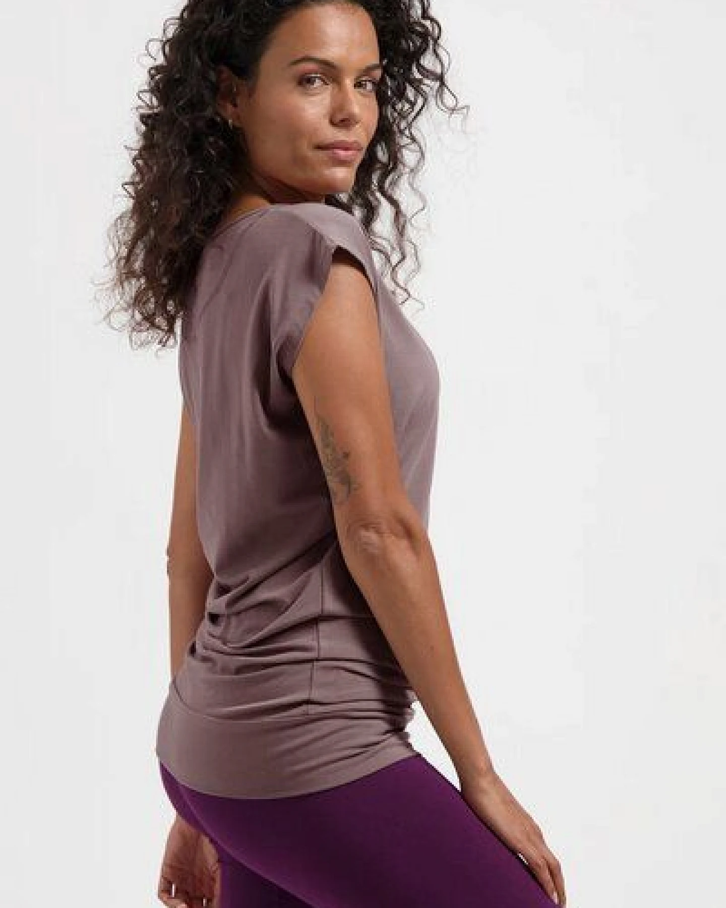 Urban Goddess Lockeres Asana-Yoga-Shirt – Ansicht 2