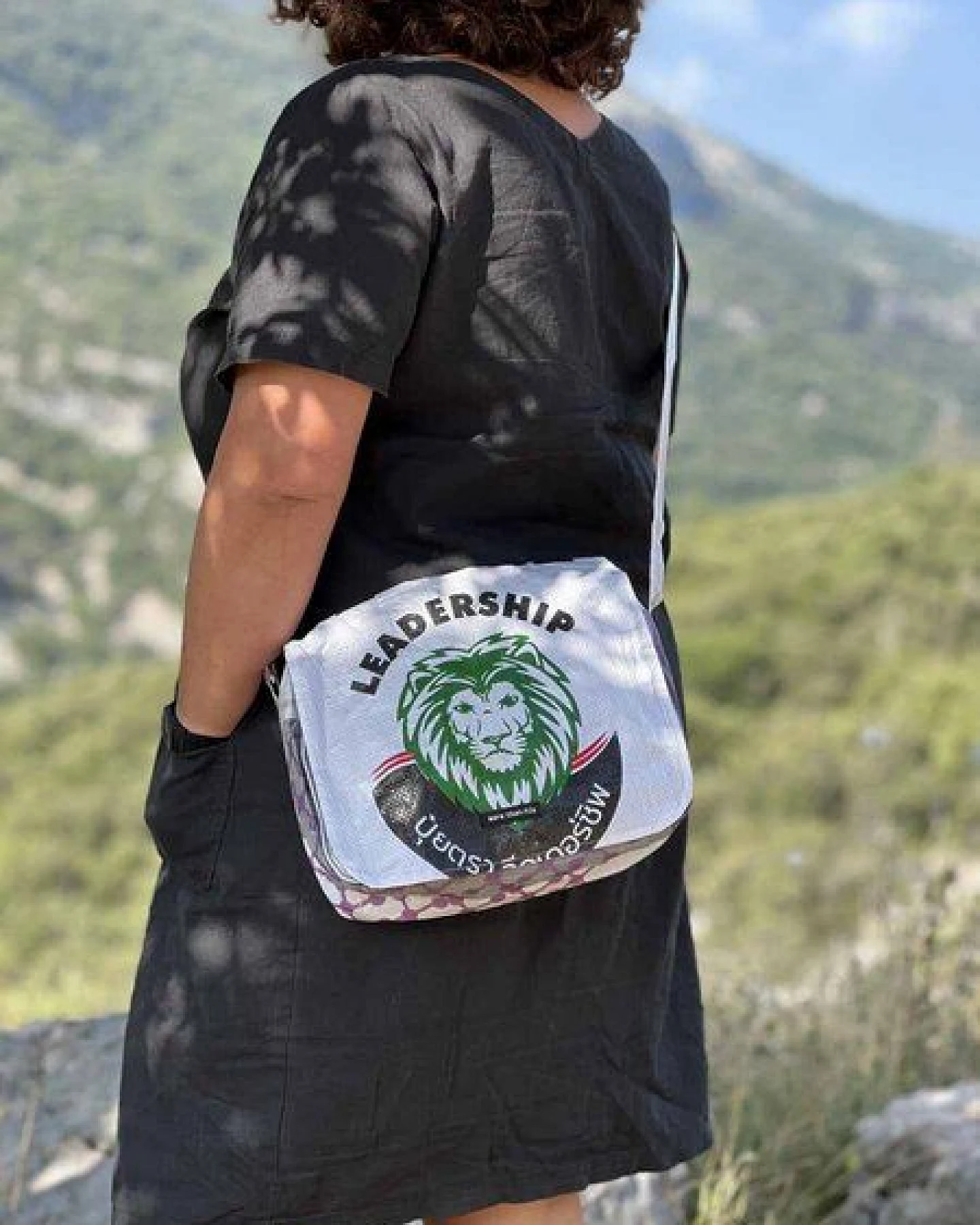 MoreThanHip Handtasche aus recycelten Zement- oder Tierfuttersäcken Qinisa – Ansicht 2
