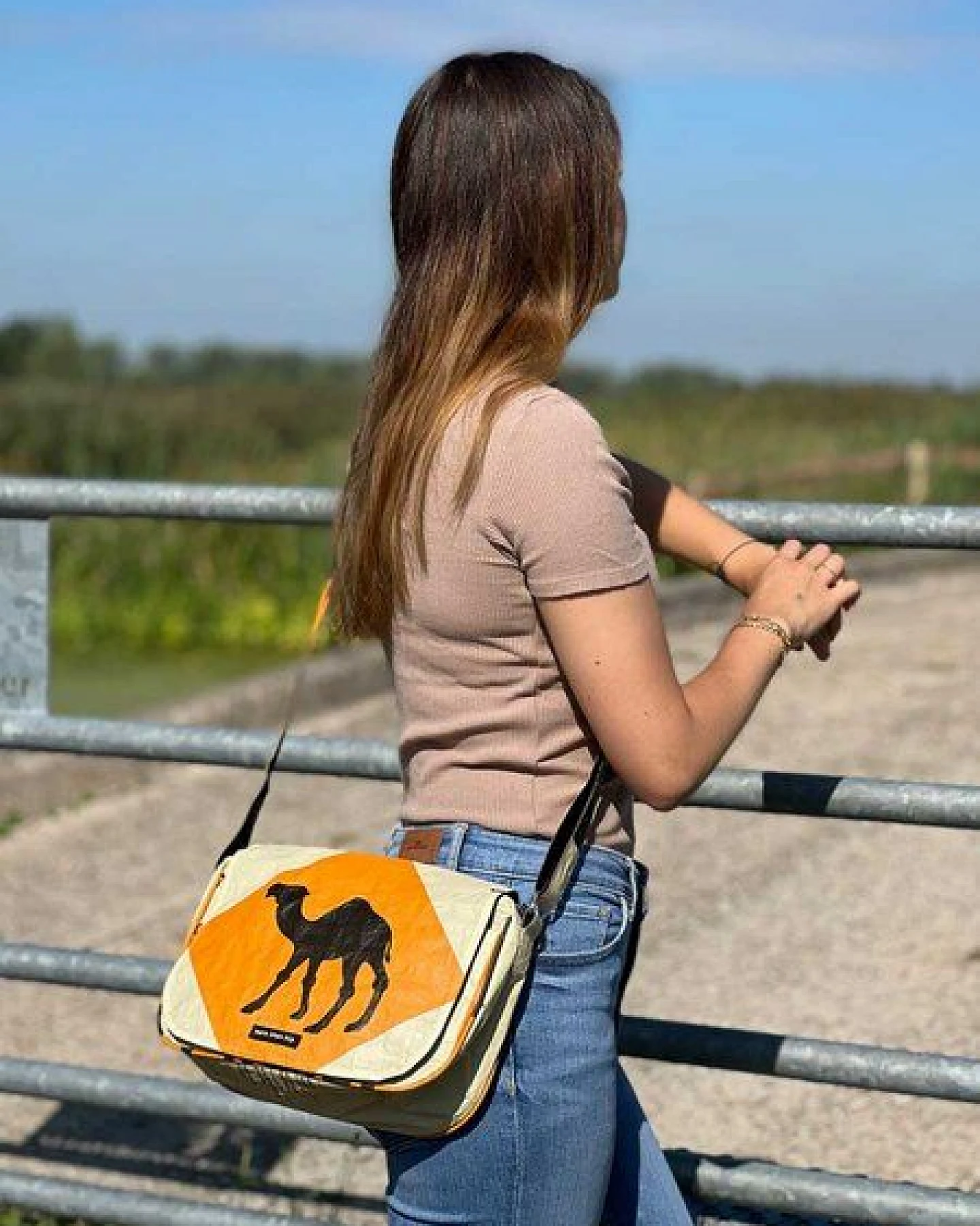 MoreThanHip Handtasche aus recycelten Zement- oder Tierfuttersäcken Qinisa – Ansicht 3