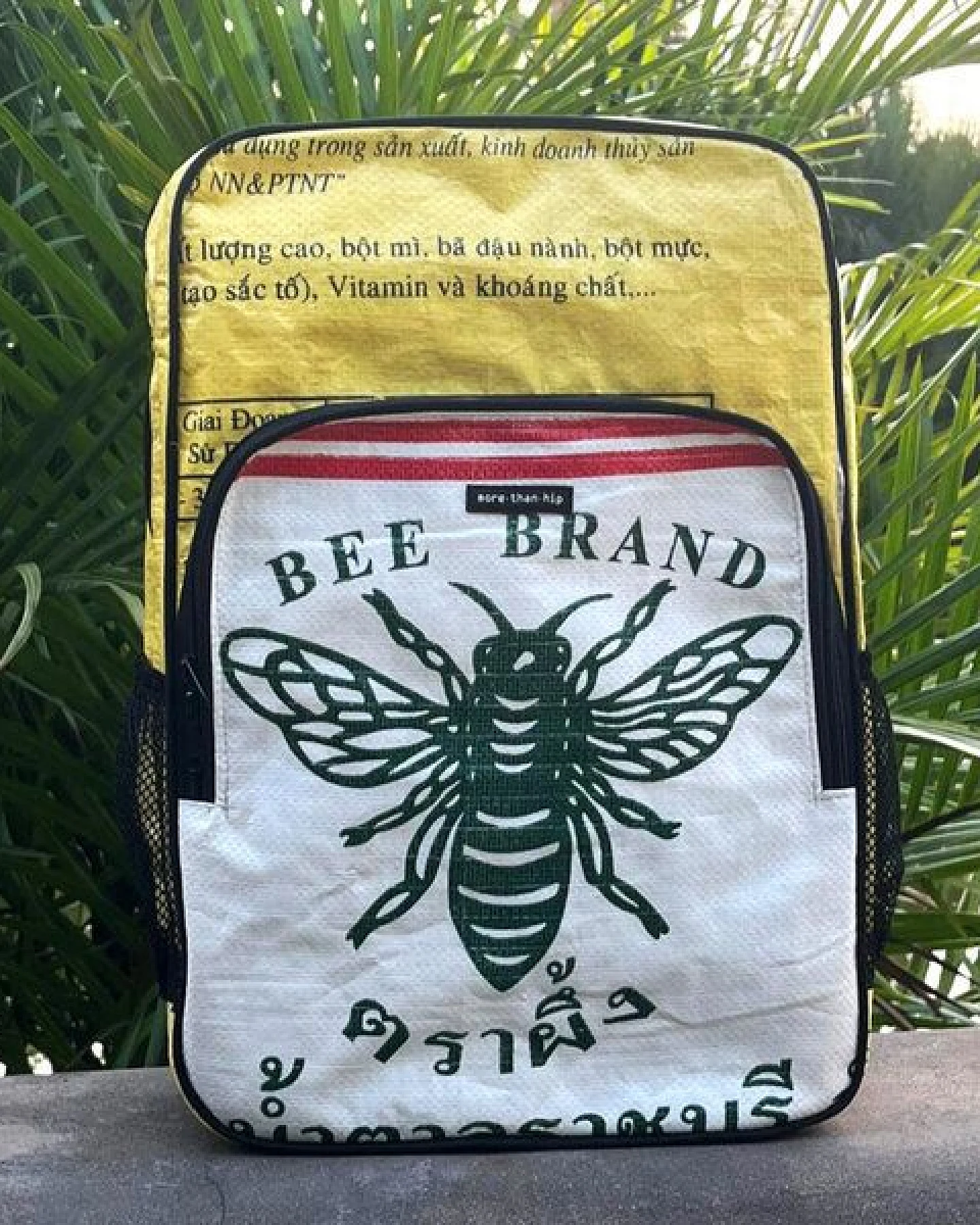 MoreThanHip Laptop-Rucksack 15,6 Zoll aus recycelten Zement- oder Fischfuttersäcken - Trong – Ansicht 2