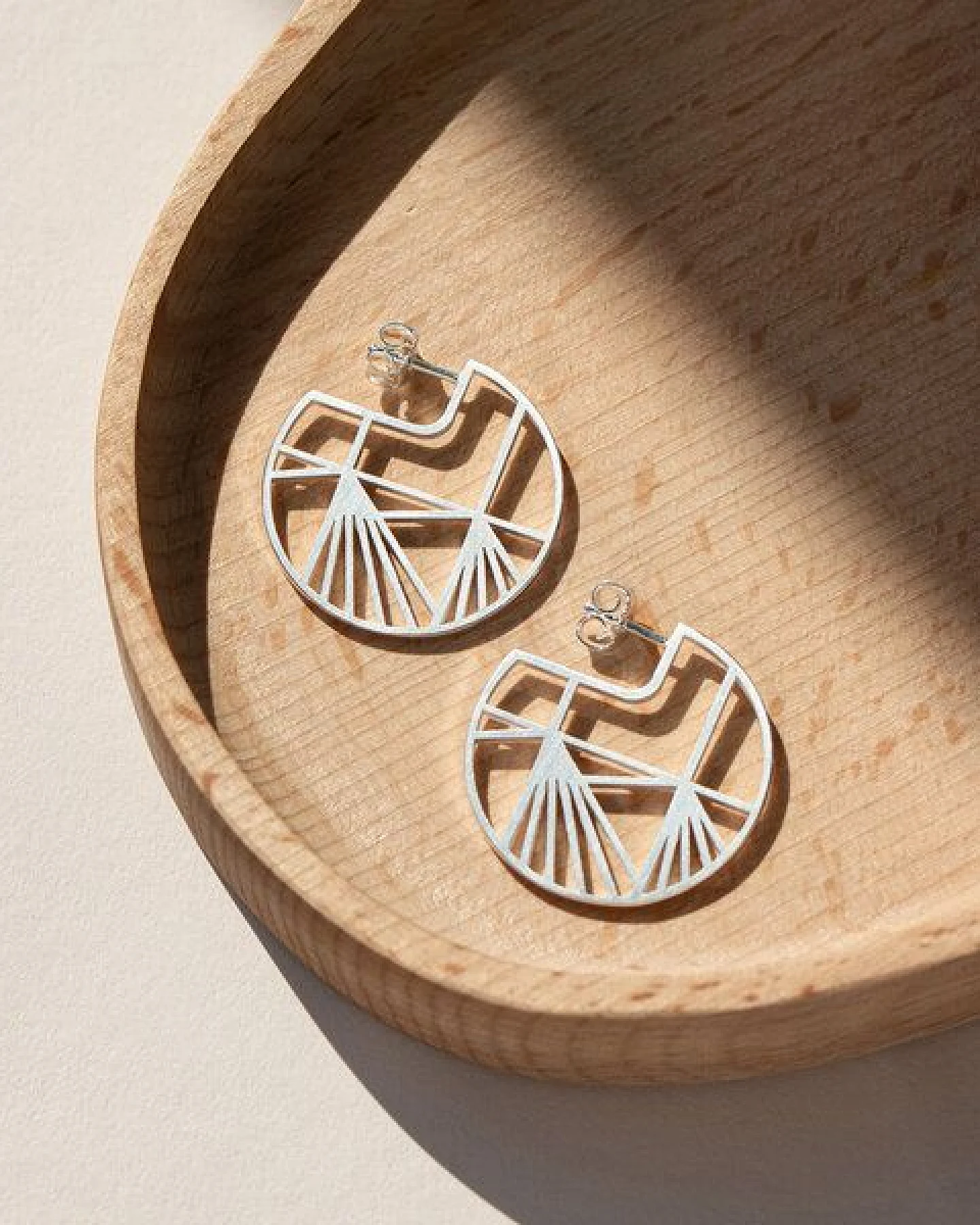 ChristinaPauls Slow jewellery Creole Aino, groß in Silber und Gold – Ansicht 2