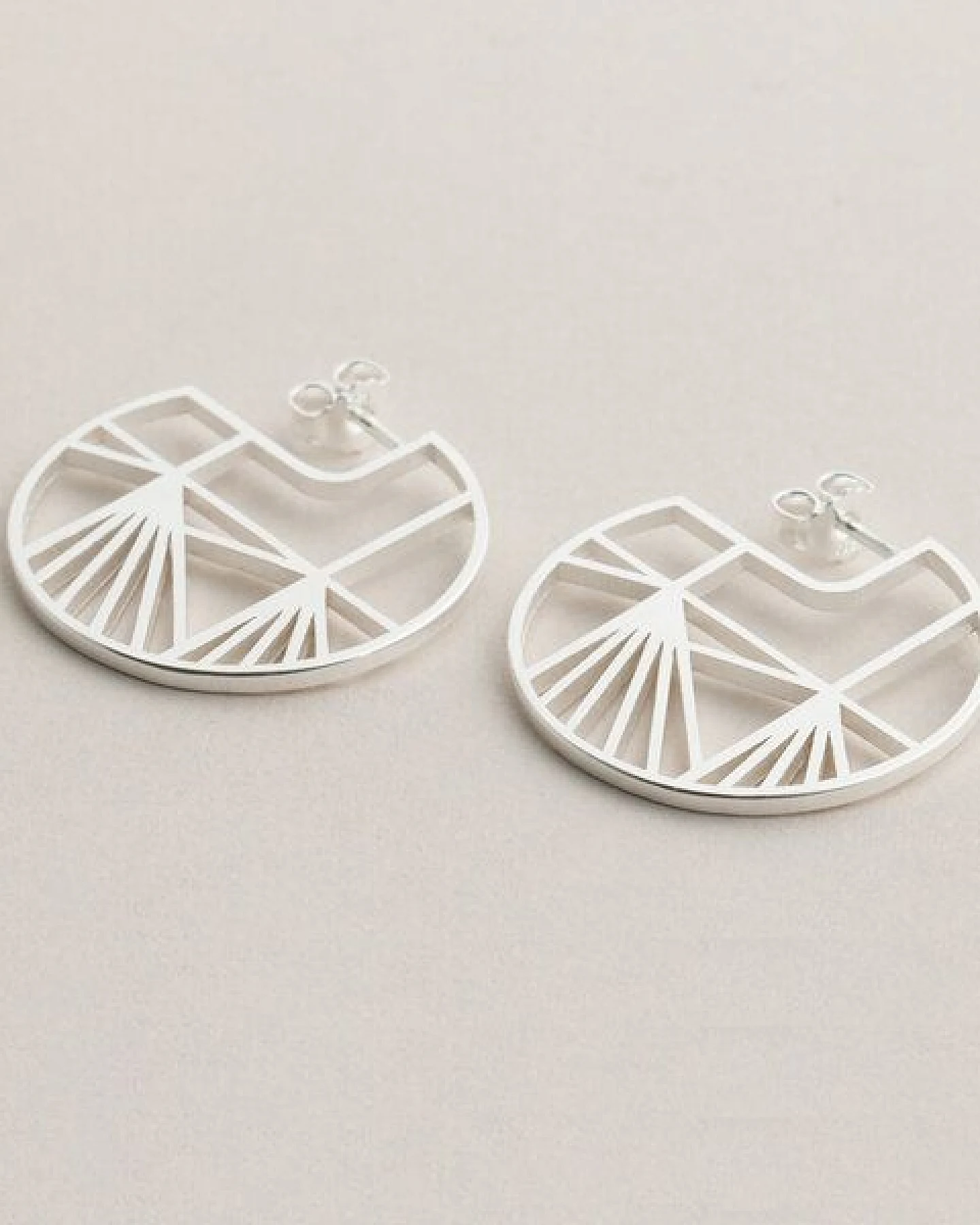 ChristinaPauls Slow jewellery Creole Aino, groß in Silber und Gold – Ansicht 3