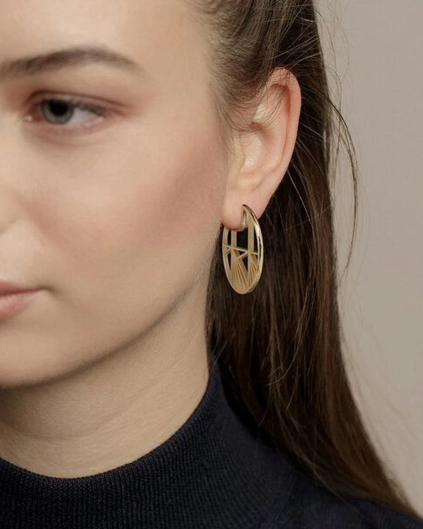 ChristinaPauls Slow jewellery Creole Aino, groß in Silber und Gold – Ansicht 2