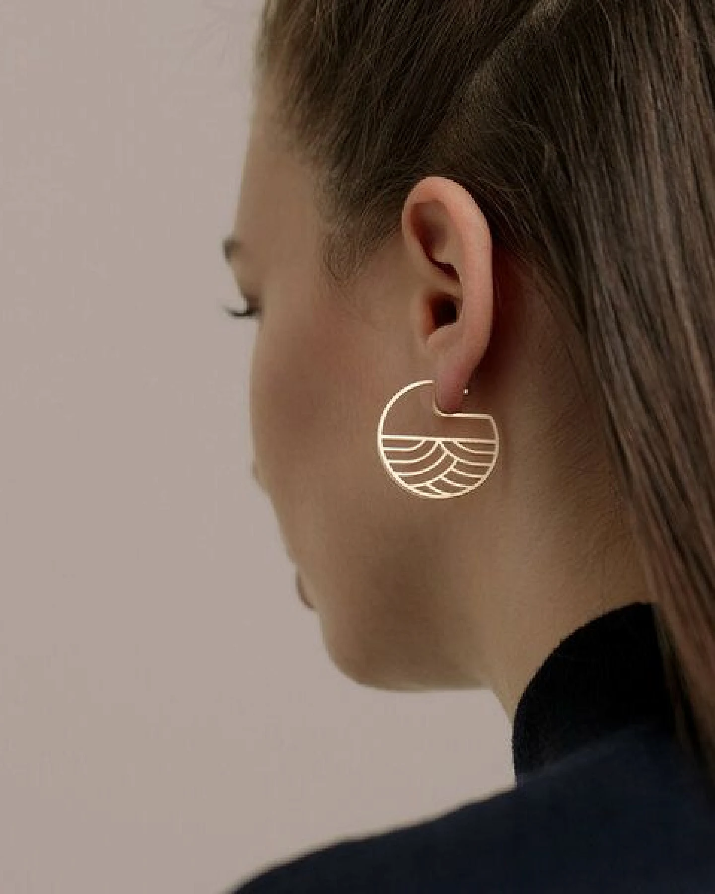 ChristinaPauls Slow jewellery Creole Kinki, groß in Gold und Silber – Ansicht 2
