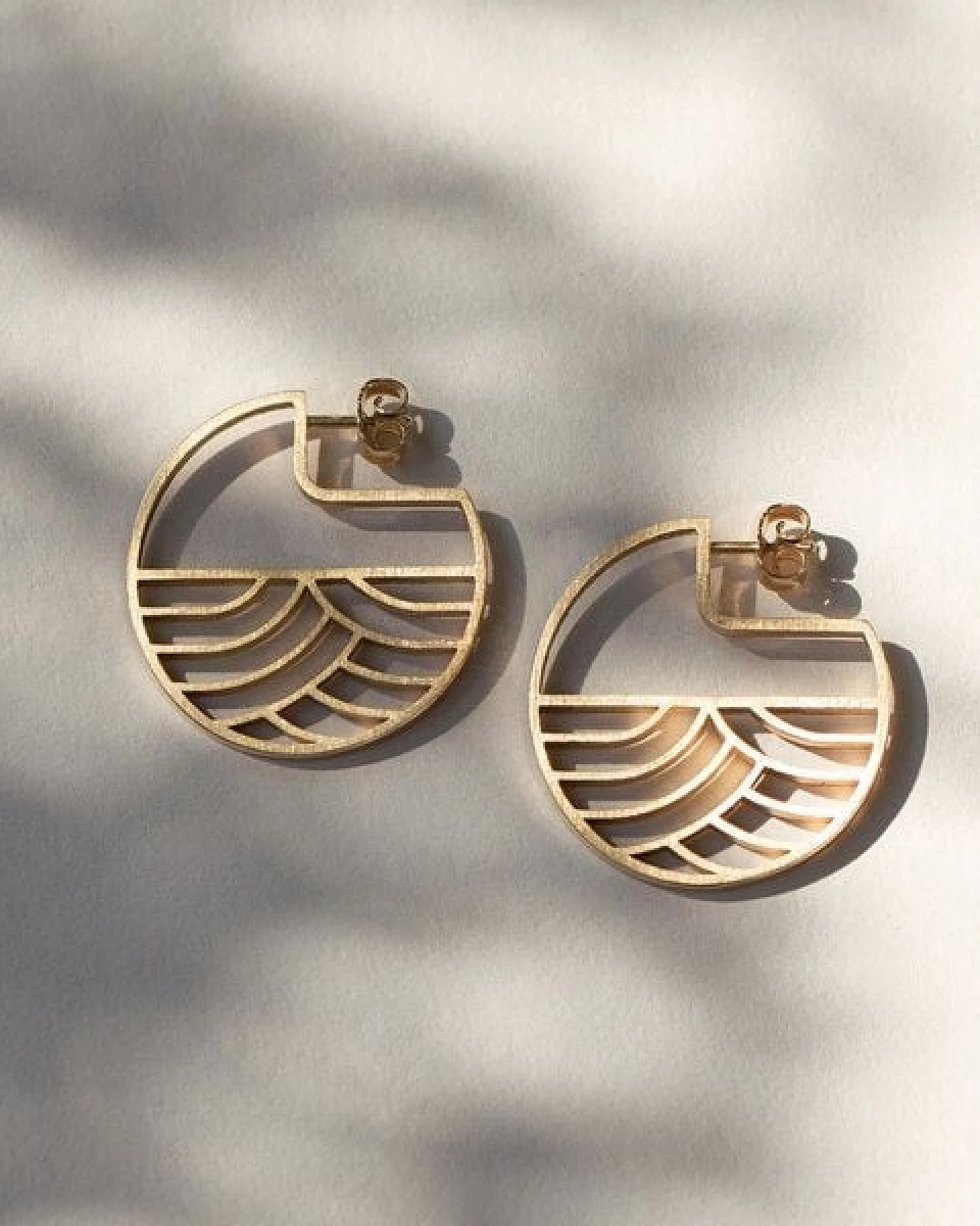 ChristinaPauls Slow jewellery Creole Kinki, groß in Gold und Silber – Ansicht 4