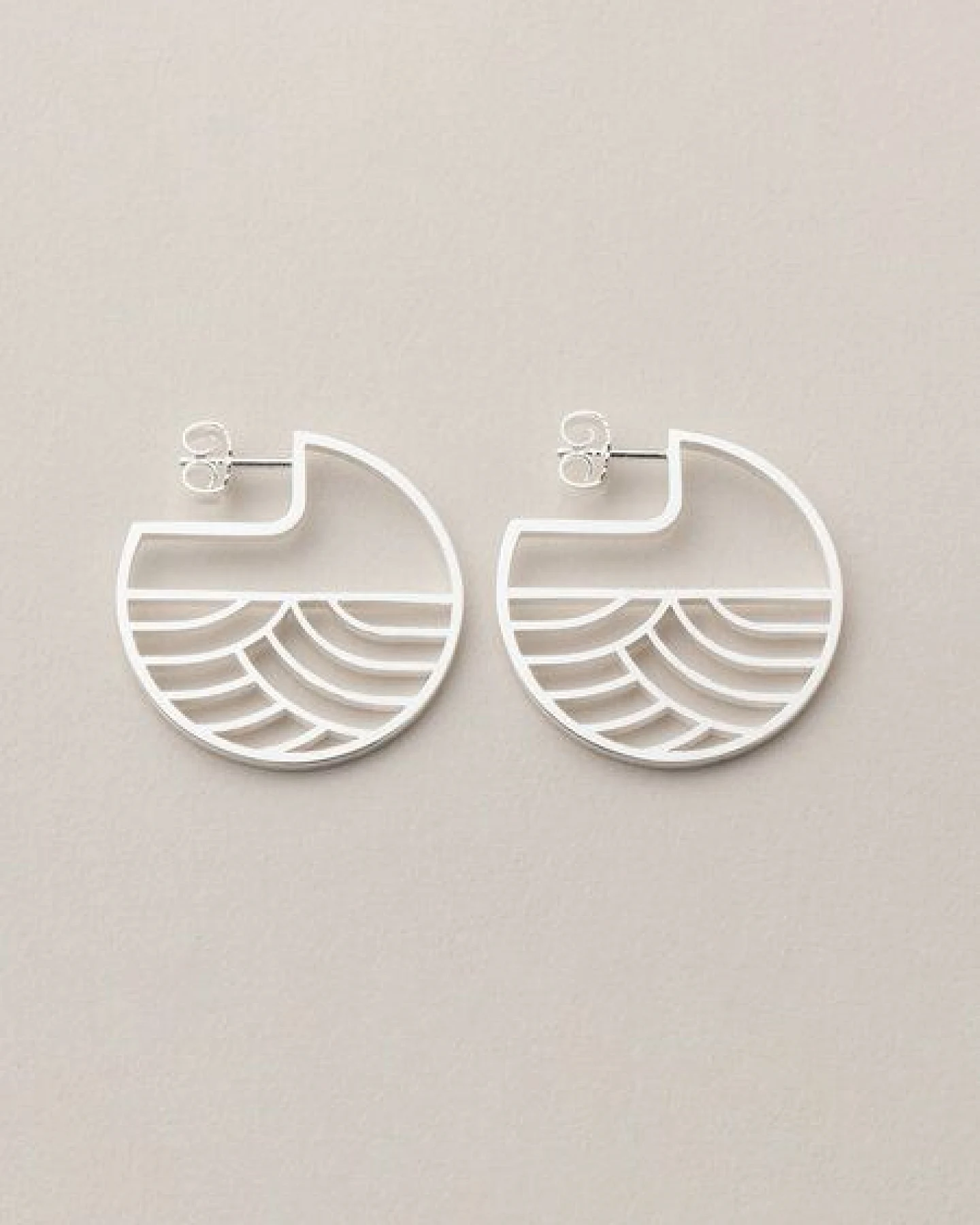 ChristinaPauls Slow jewellery Creole Kinki, groß in Gold und Silber – Ansicht 2