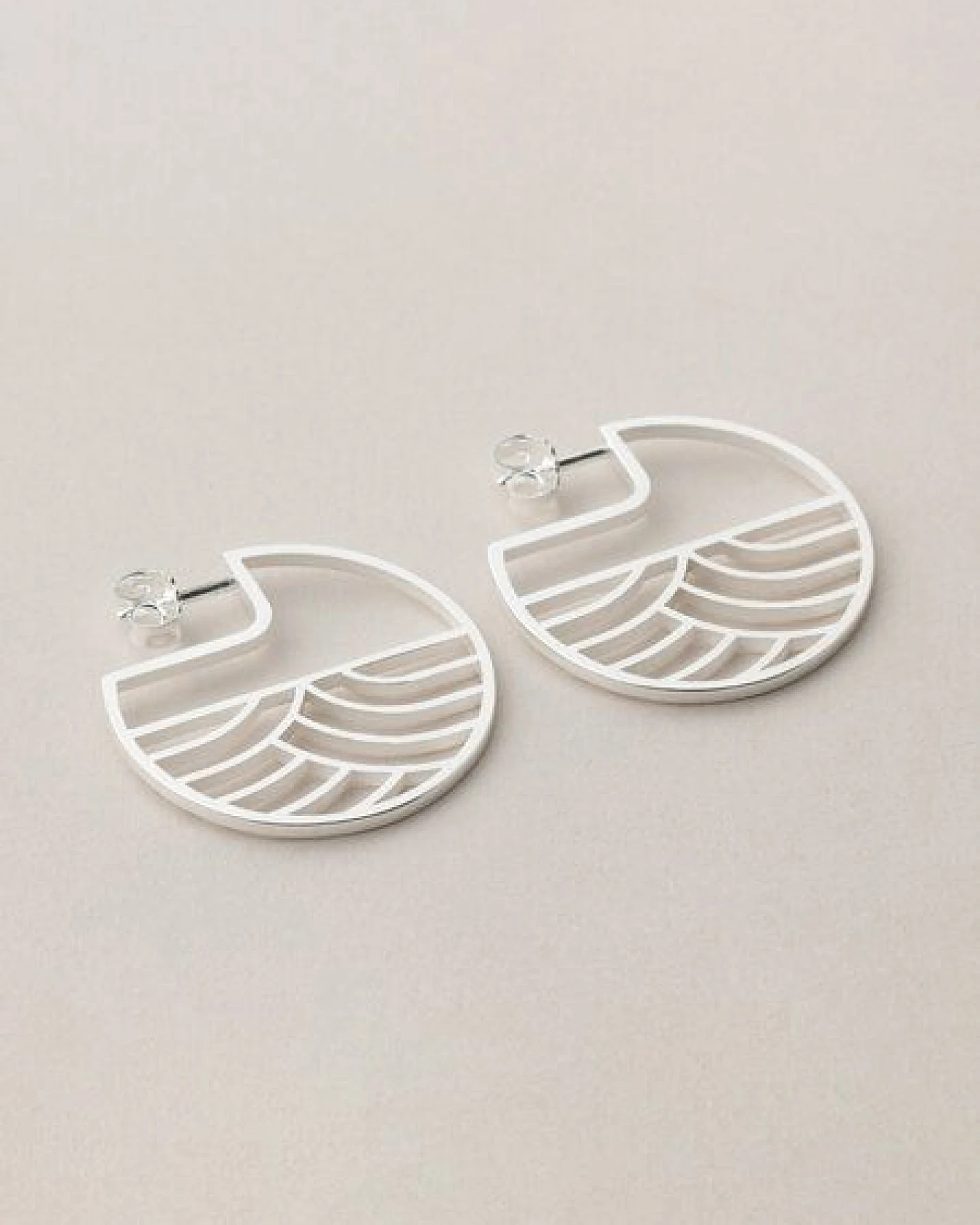 ChristinaPauls Slow jewellery Creole Kinki, groß in Gold und Silber – Ansicht 3